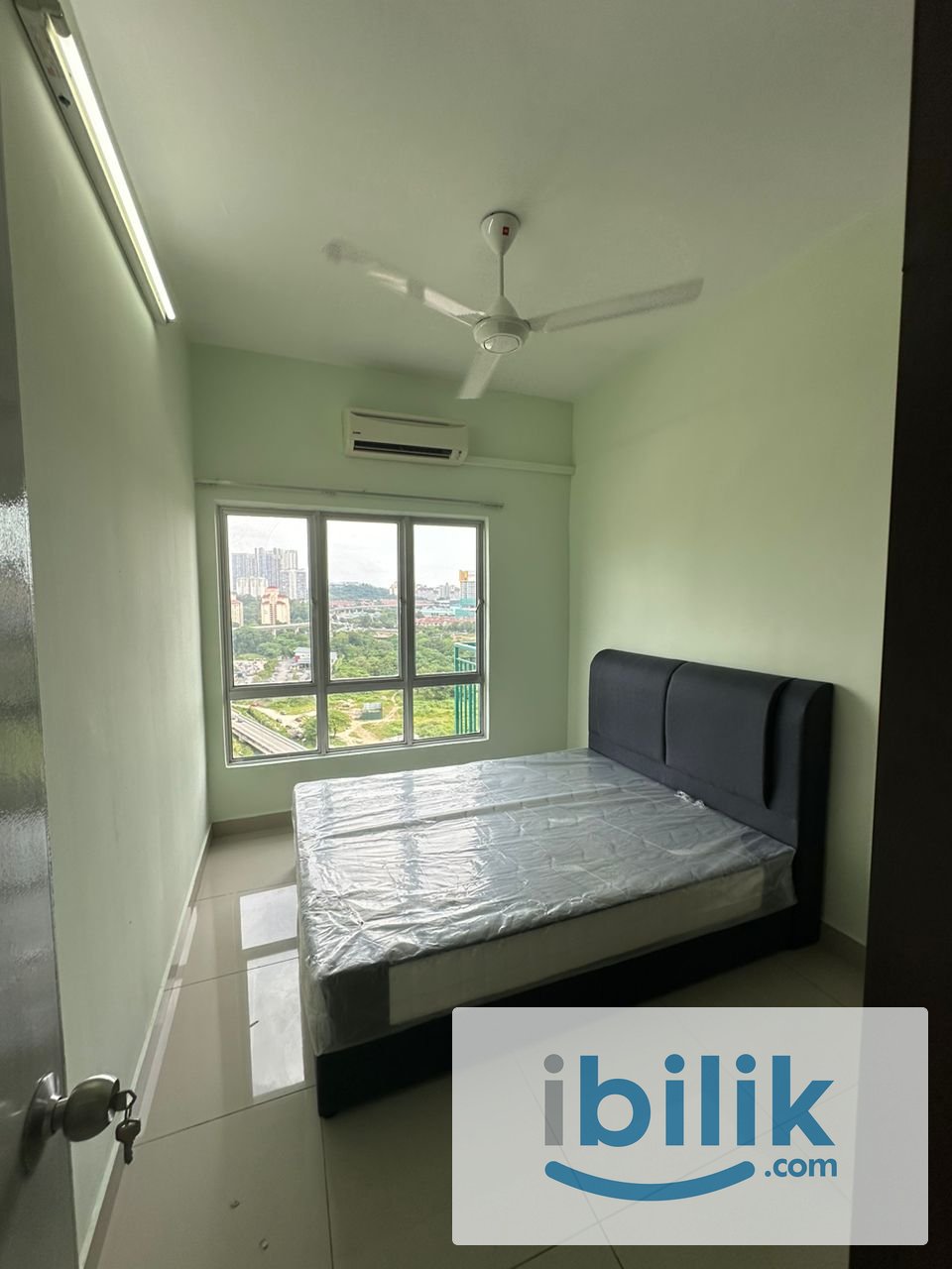 Middle room with air-con and queen size bad (free wifi, utilities and common area cleaning) - Image 1