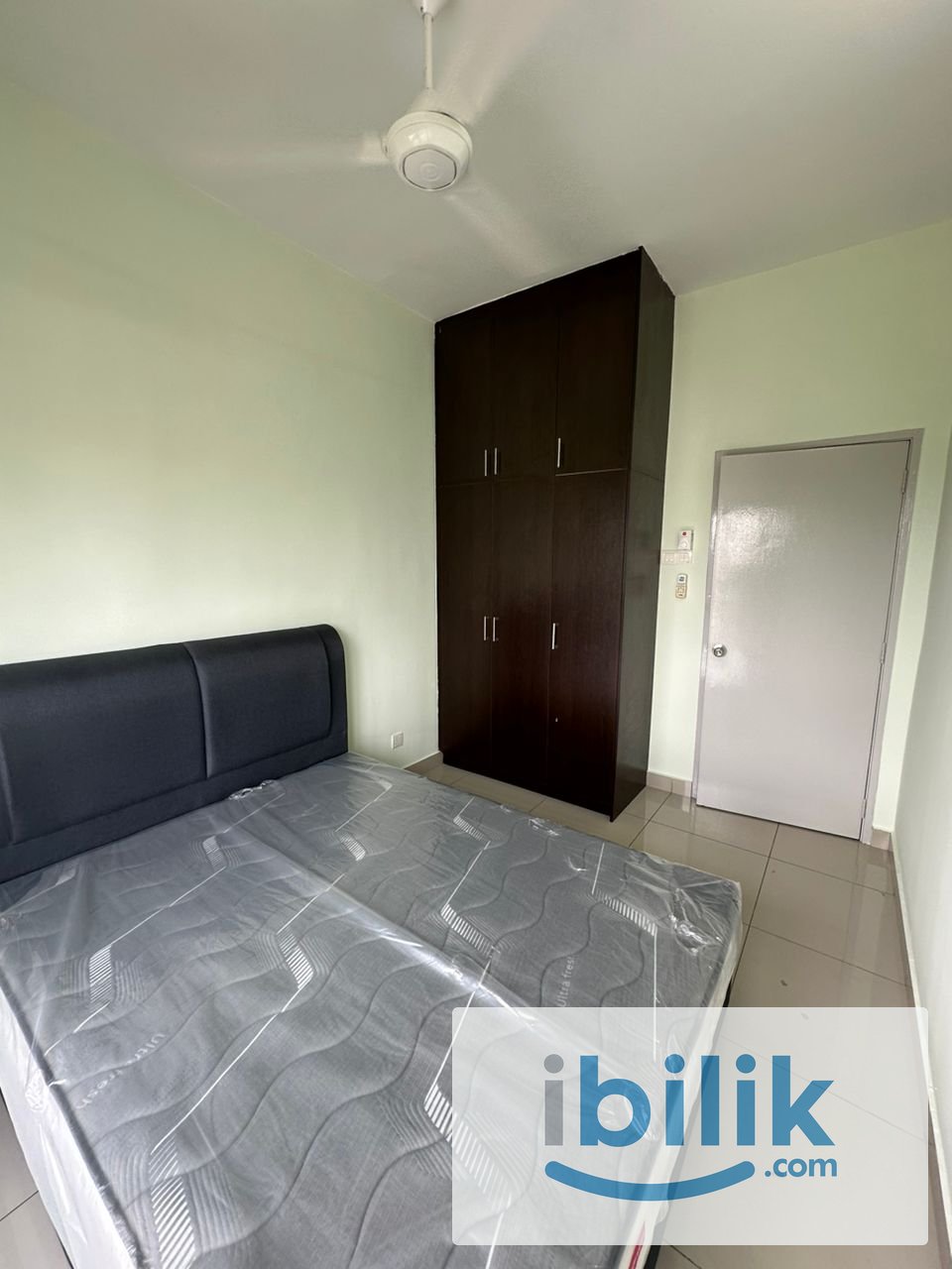 Middle room with air-con and queen size bad (free wifi, utilities and common area cleaning) - Image 4