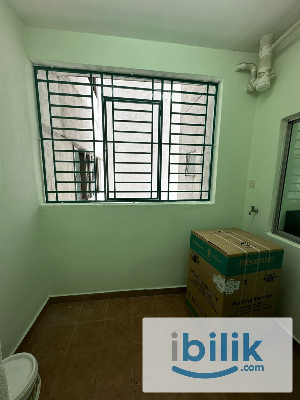 Middle room with air-con and queen size bad (free wifi, utilities and common area cleaning) - Image 3