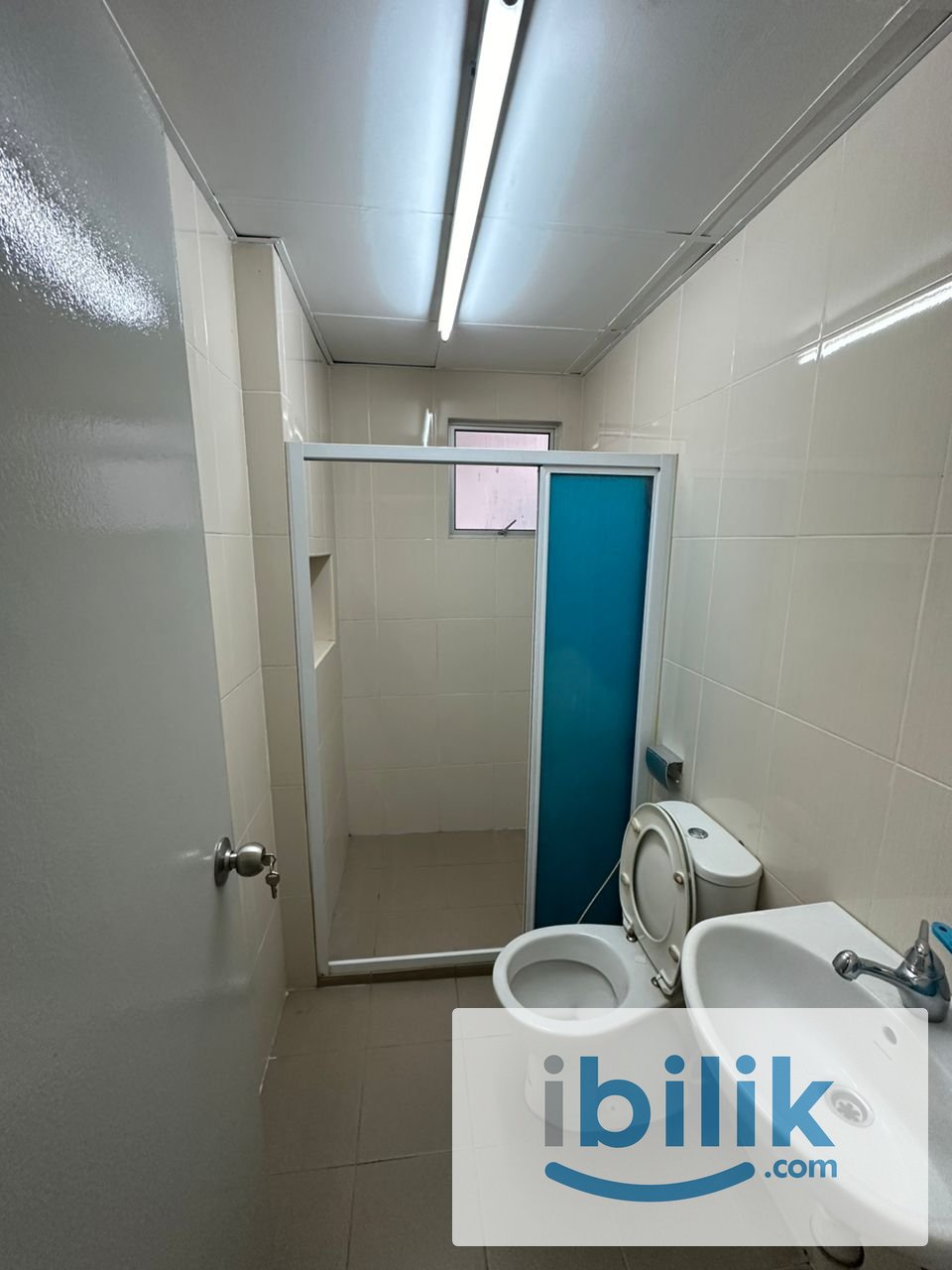 Middle room with air-con and queen size bad (free wifi, utilities and common area cleaning) - Image 5