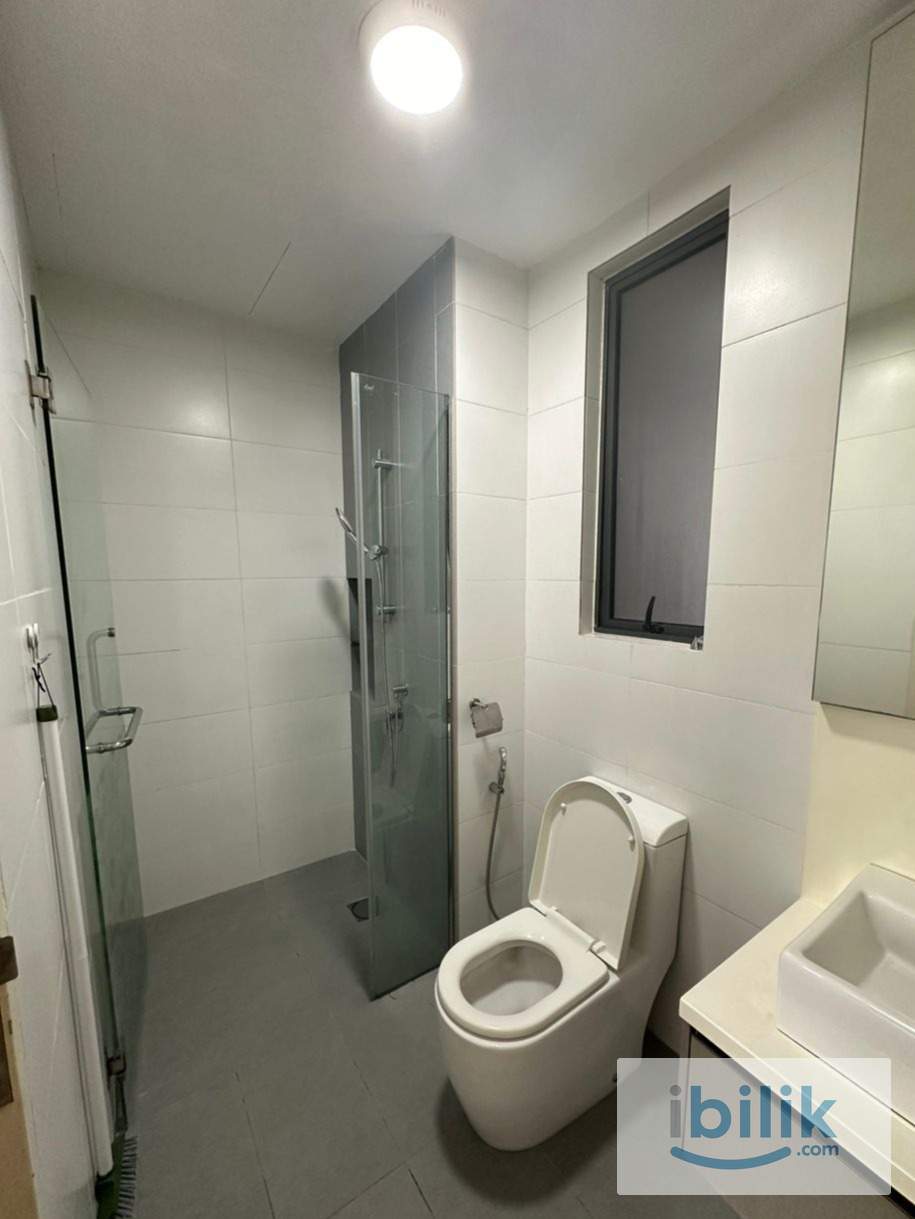 Female balcony room, free wifi and common area cleaning, utilities owner subsidy - Image 4
