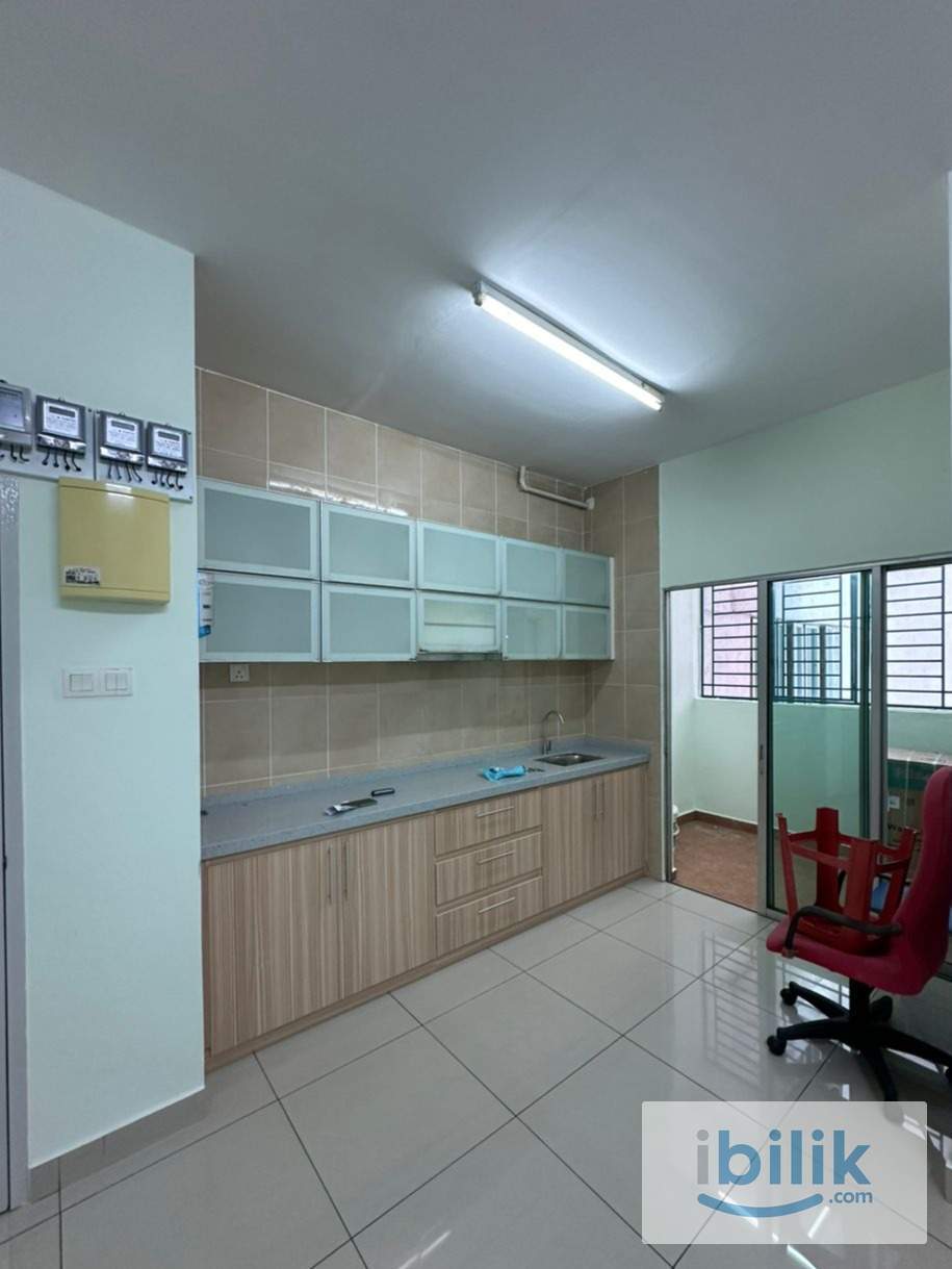 Single room, air-con and fan, utilities and wifi included - Image 1