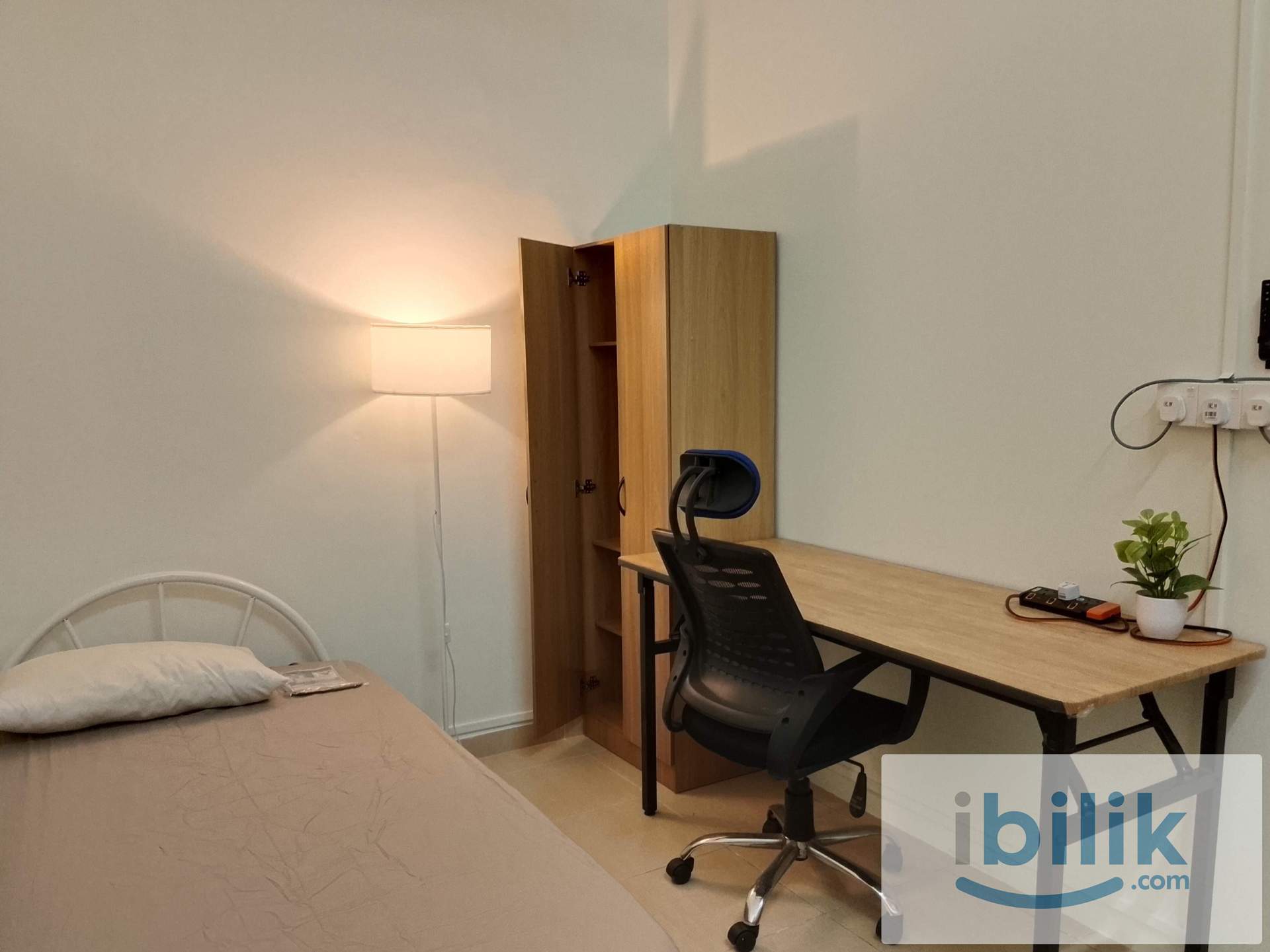 single room, chinese male only, taman bukit serdang, bs 5, 2-storey, easy parking, with 300mbps wifi + cleaning - Image 1