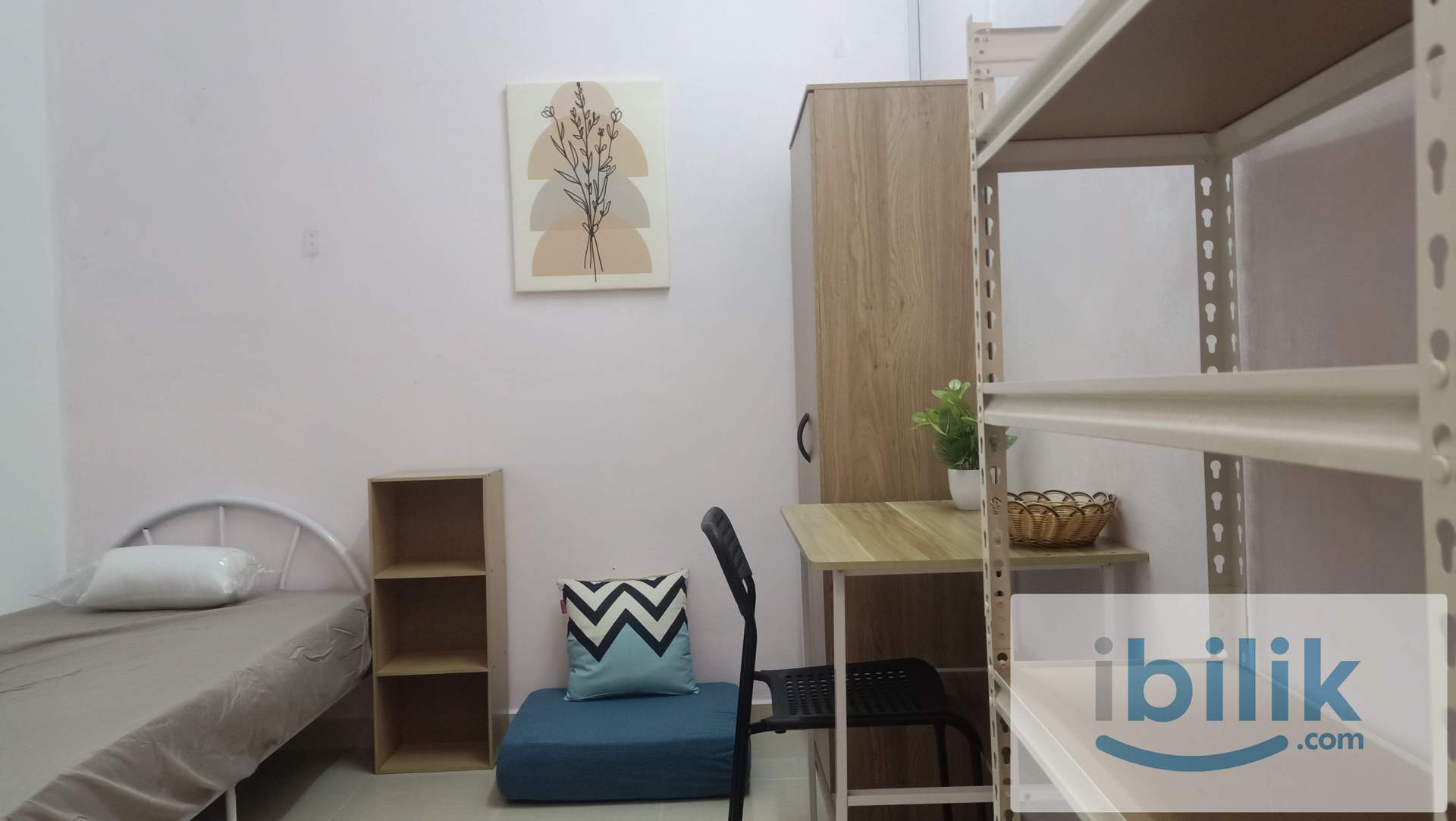 Taman Bukit Serdang, 2nd floor shop lot, single room, easy parking, male only, malaysian - Image 2