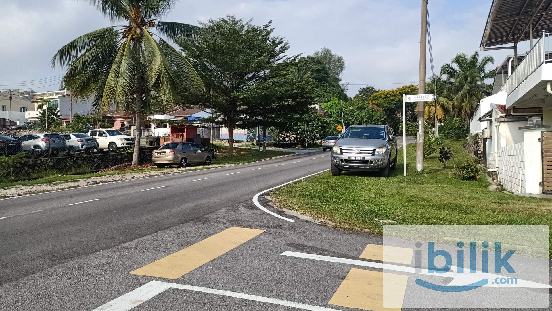 chinese male, landed, 2-storey house, near shops, big parking, bukit serdang, w wifi+gas+water+electric+cleaning - Image 9