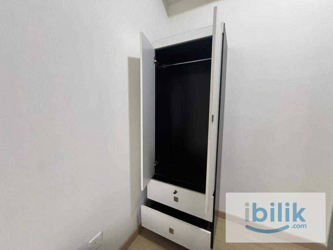Small Room at Gravit8, Klang - Image 1