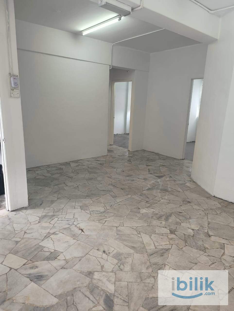 3 ROOM - Image 1