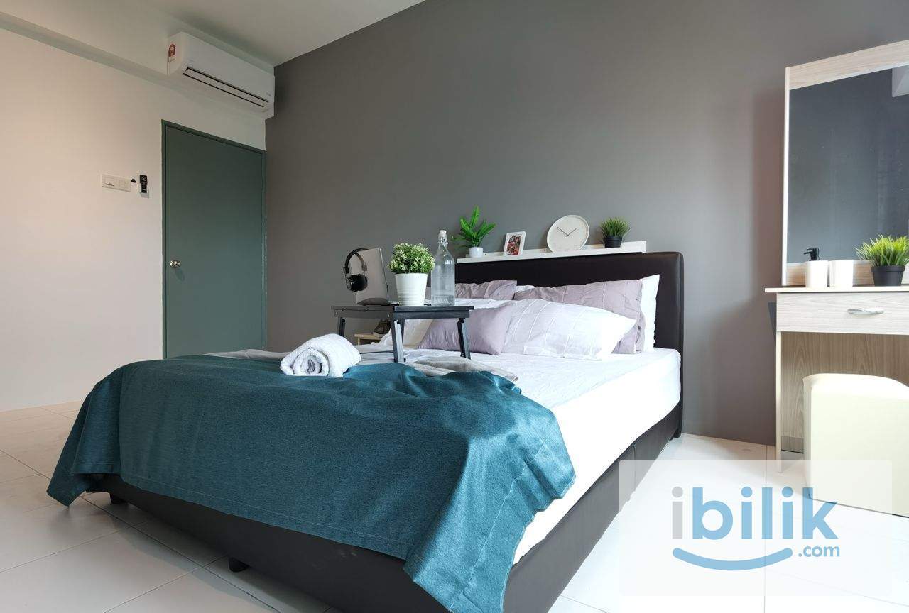Female | Master room + Private Bathroom - Image 4