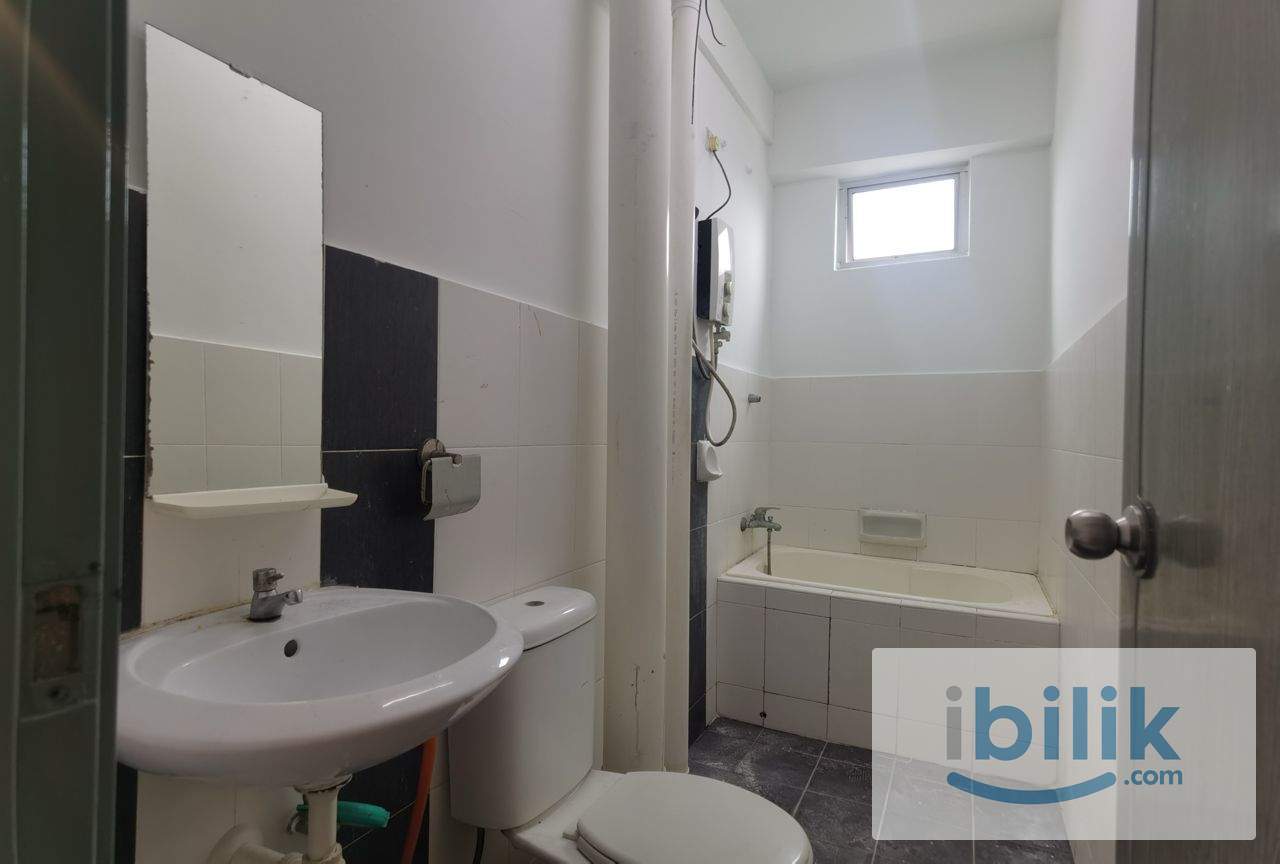 Female | Master room + Private Bathroom - Image 7