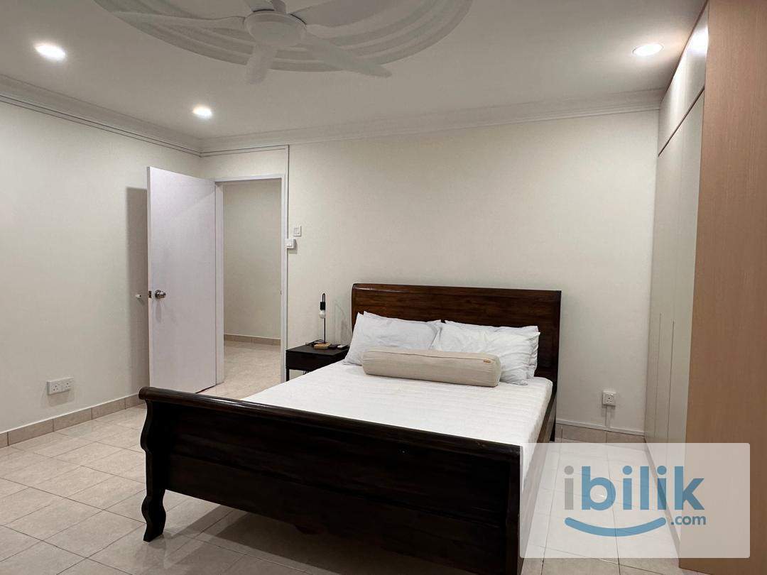 Cozy and spacious Master room with sliding door city view - Image 3