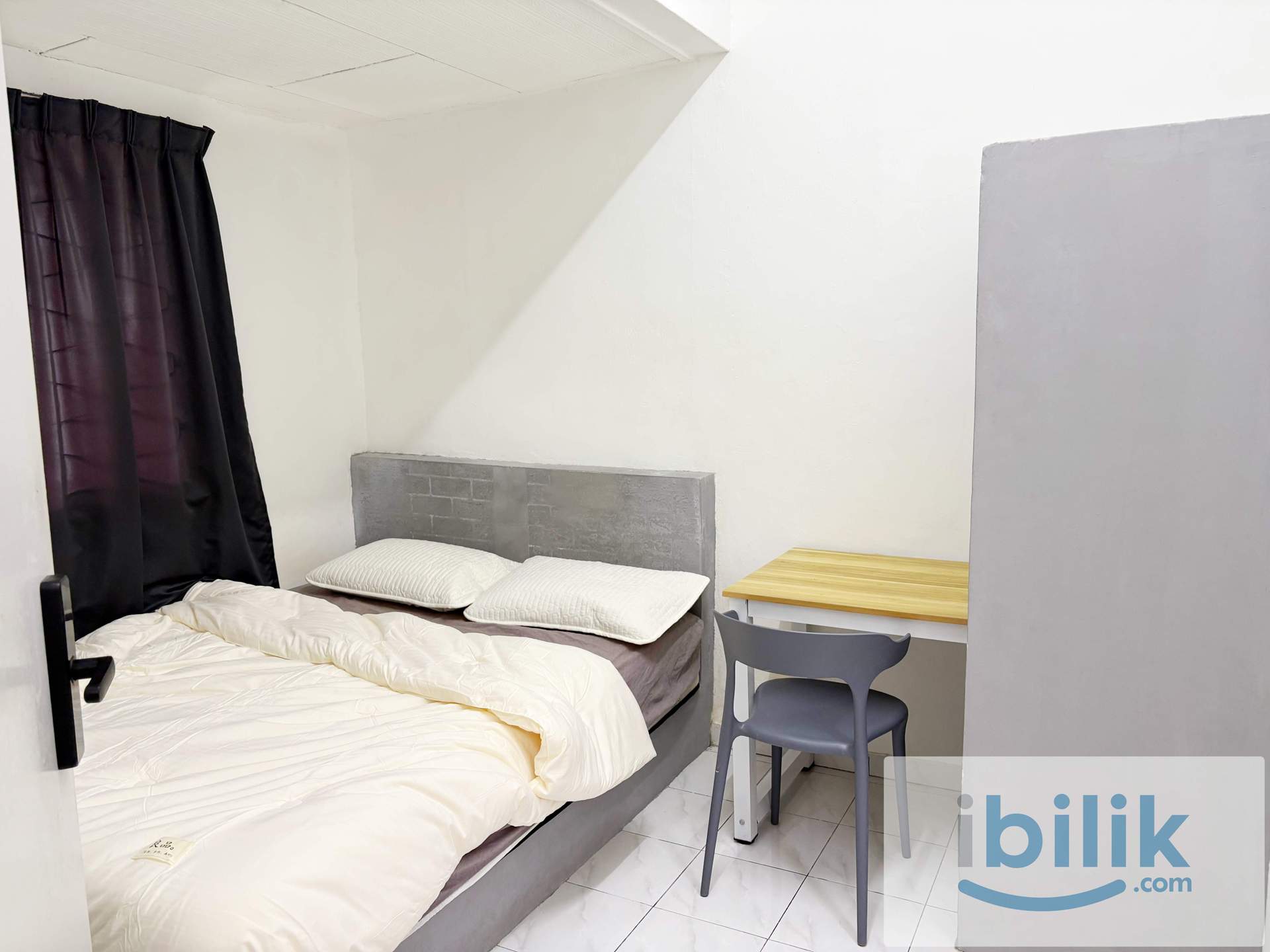 【New Renovated】Jalan Rusa Aircon Master Room Near to CIQ - Image 1