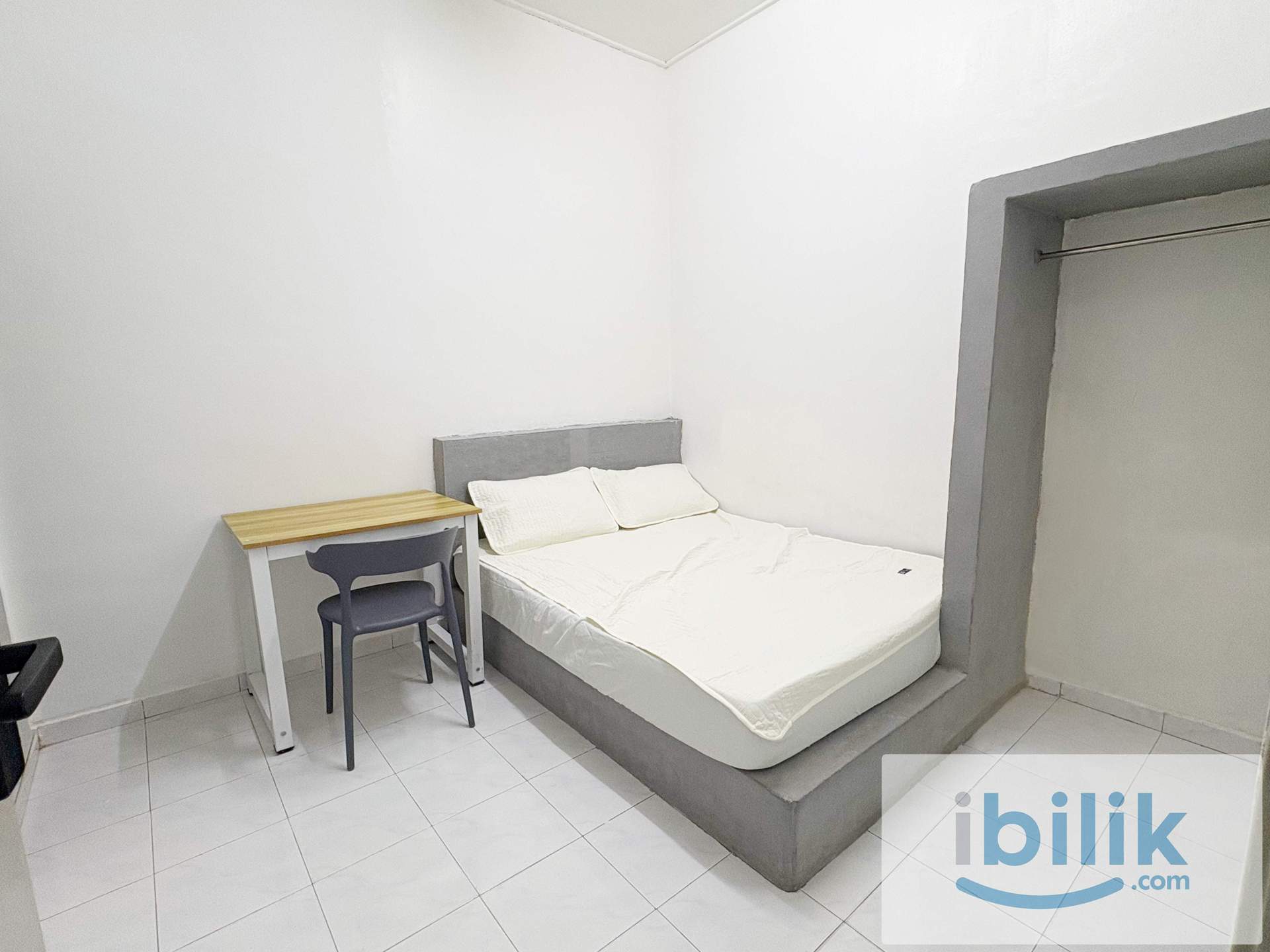 【New Renovated】Jalan Rusa Aircon Master Room Near to CIQ - Image 2