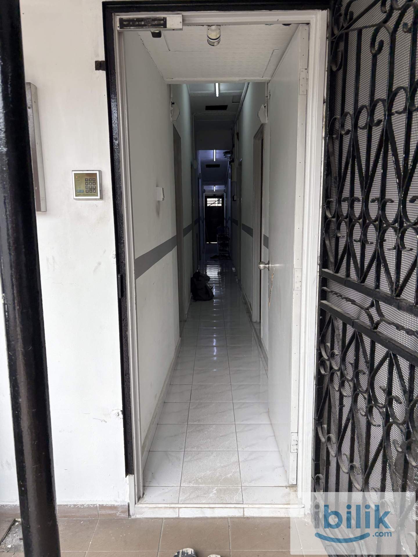 【New Renovated】Jalan Rusa Aircon Master Room Near to CIQ - Image 6