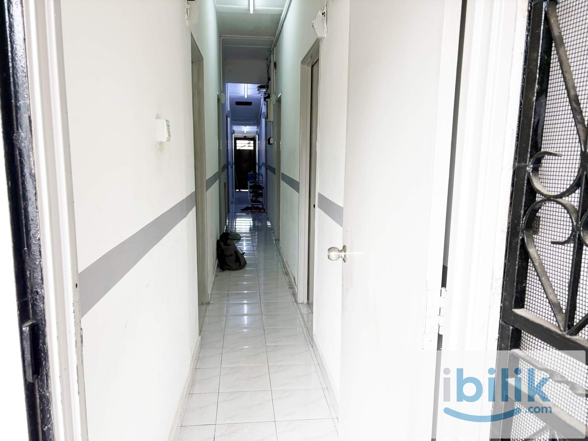【New Renovated】Jalan Rusa Aircon Master Room Near to CIQ - Image 7