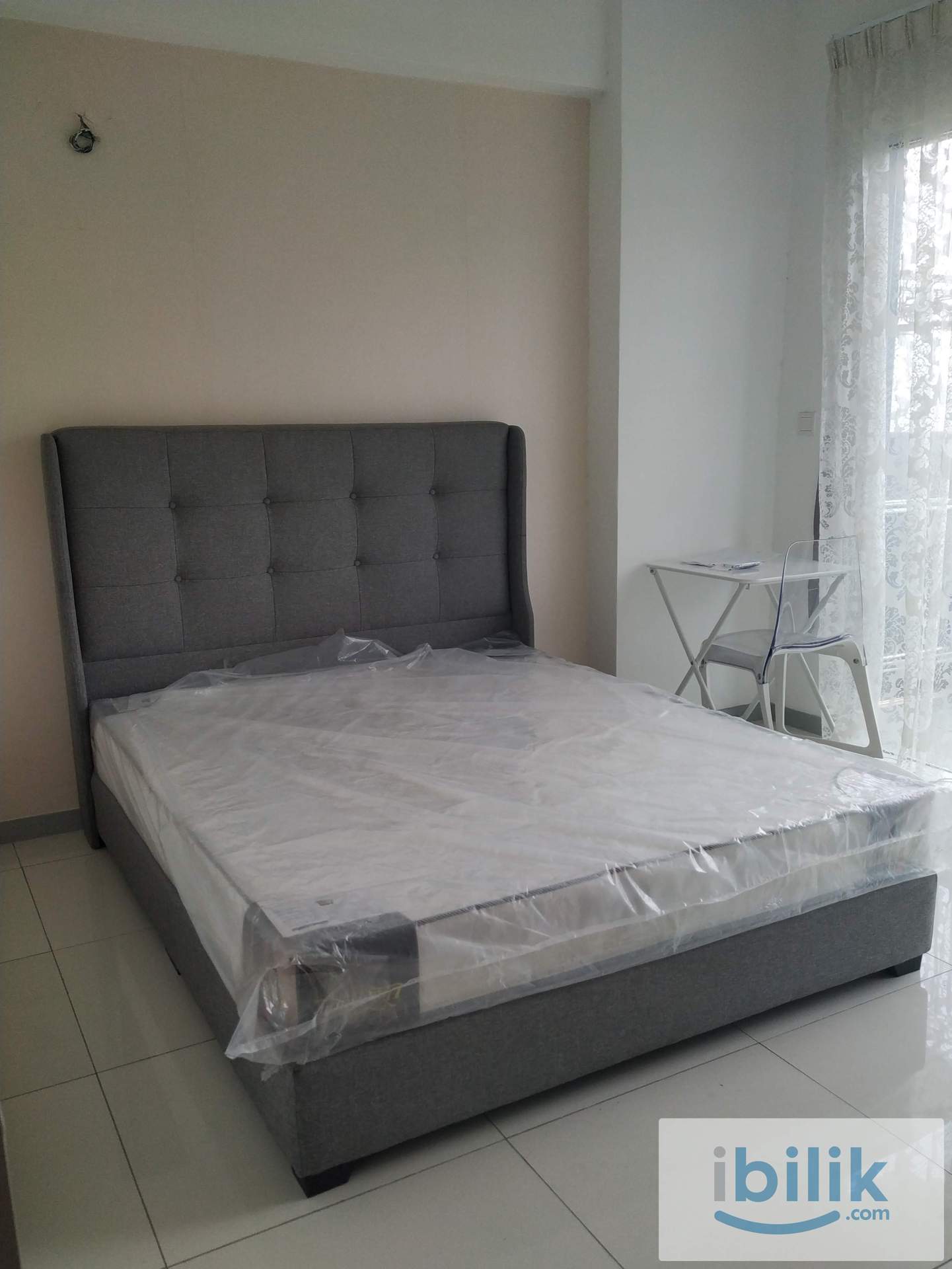 midlle room with balcony  - Image 2