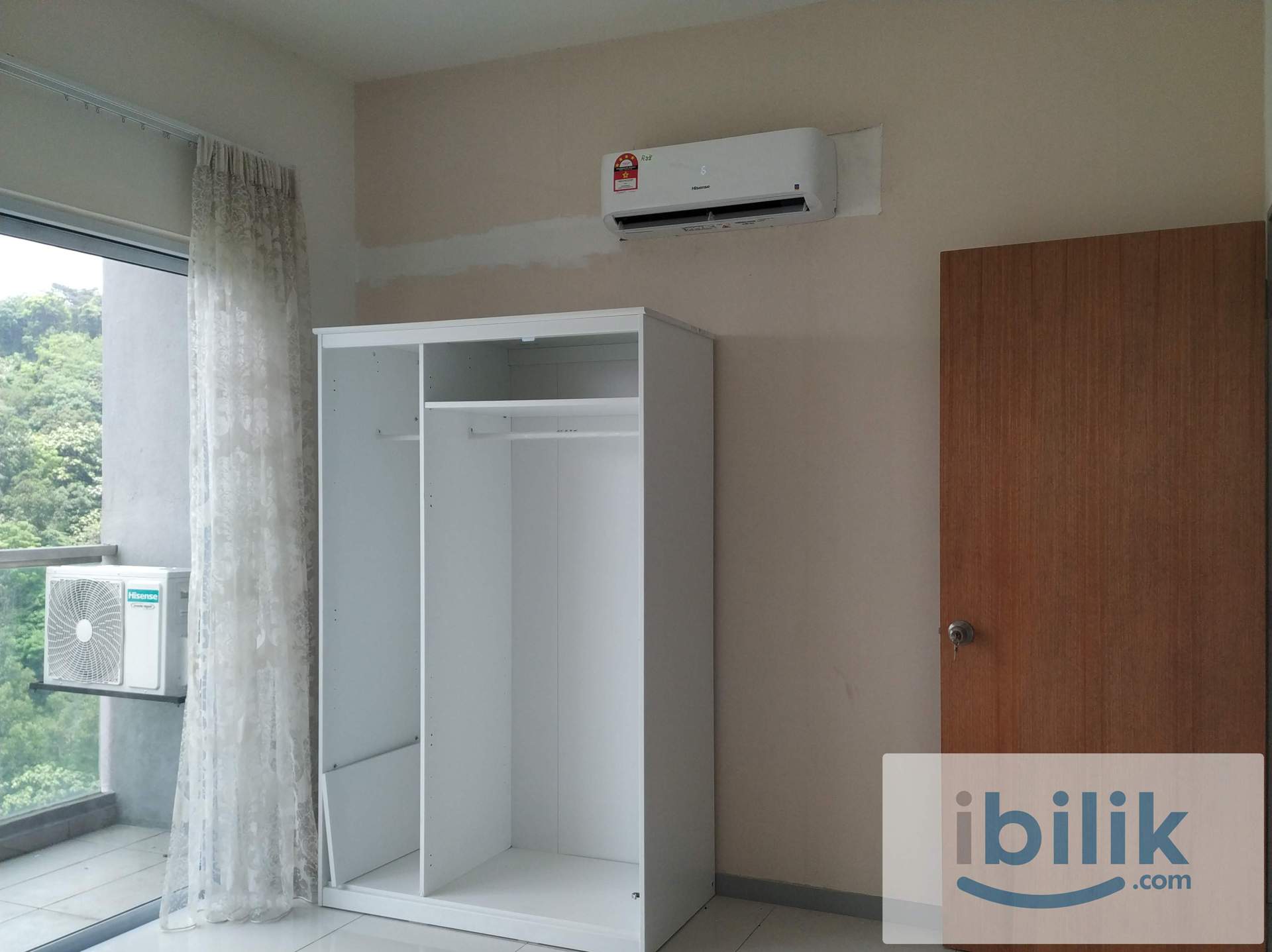 midlle room with balcony  - Image 3
