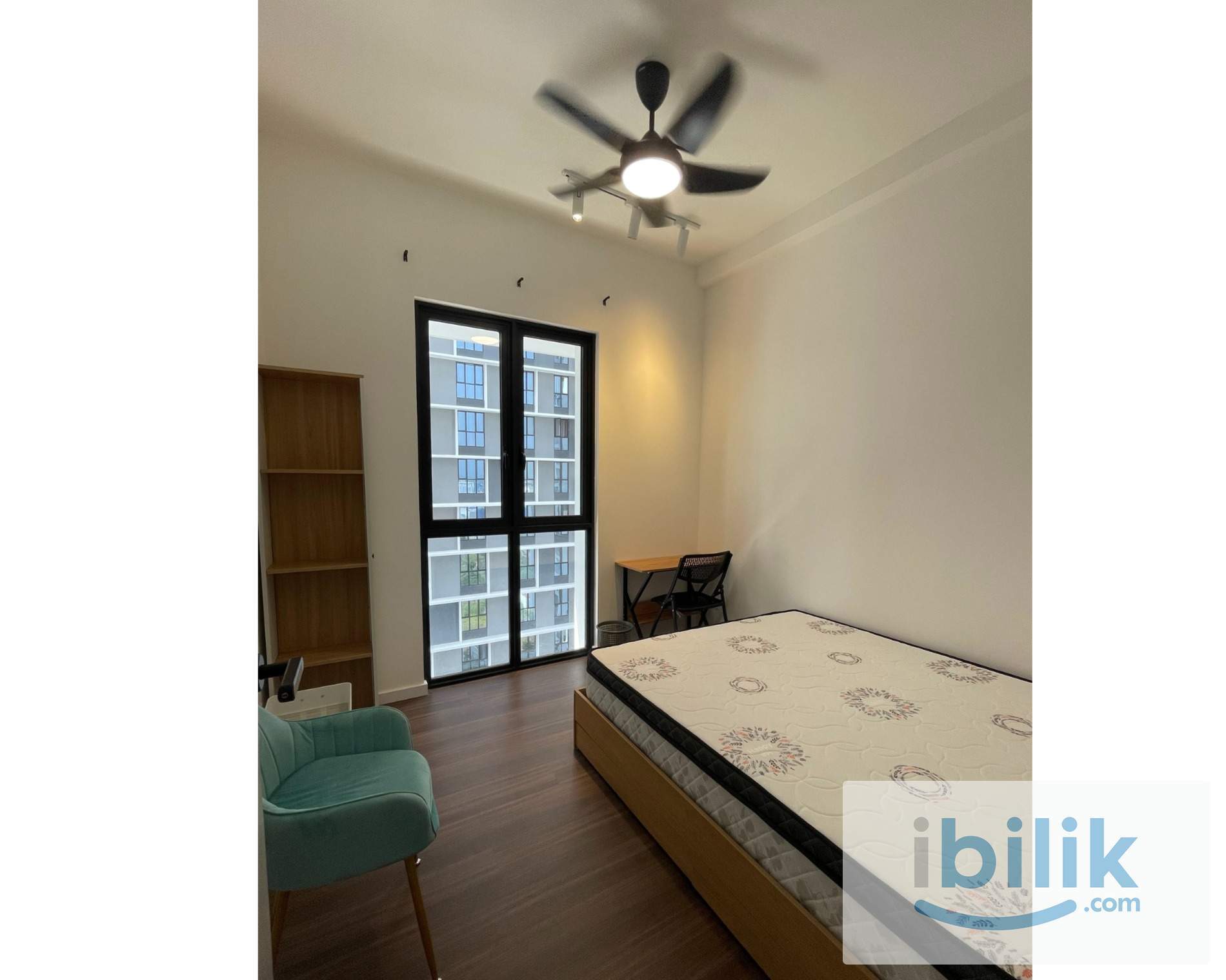 Middle Room RM 550 - Image 1