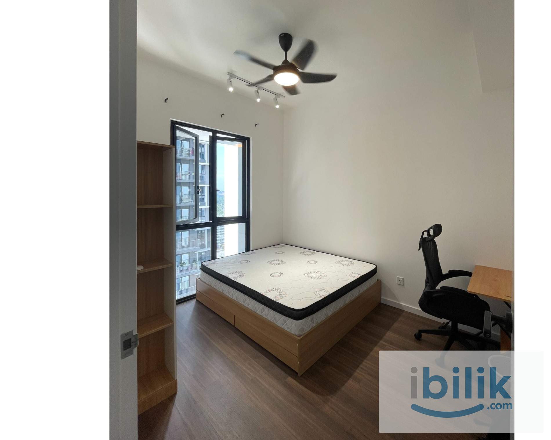 Middle Room RM 550 - Image 2