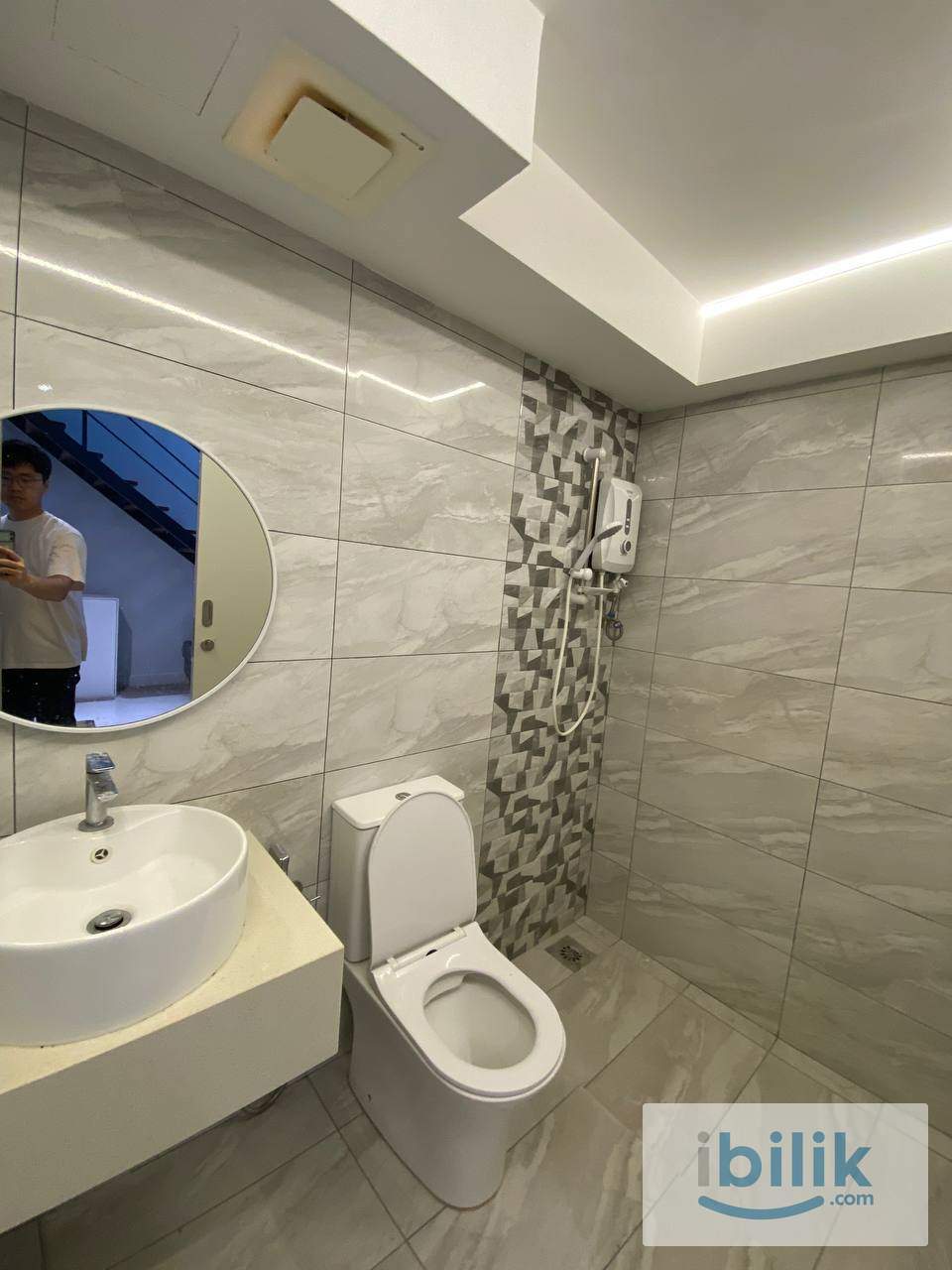 Fully-Furnished Middle Room with A/C & Window for Rent at Arte Cheras - Image 2