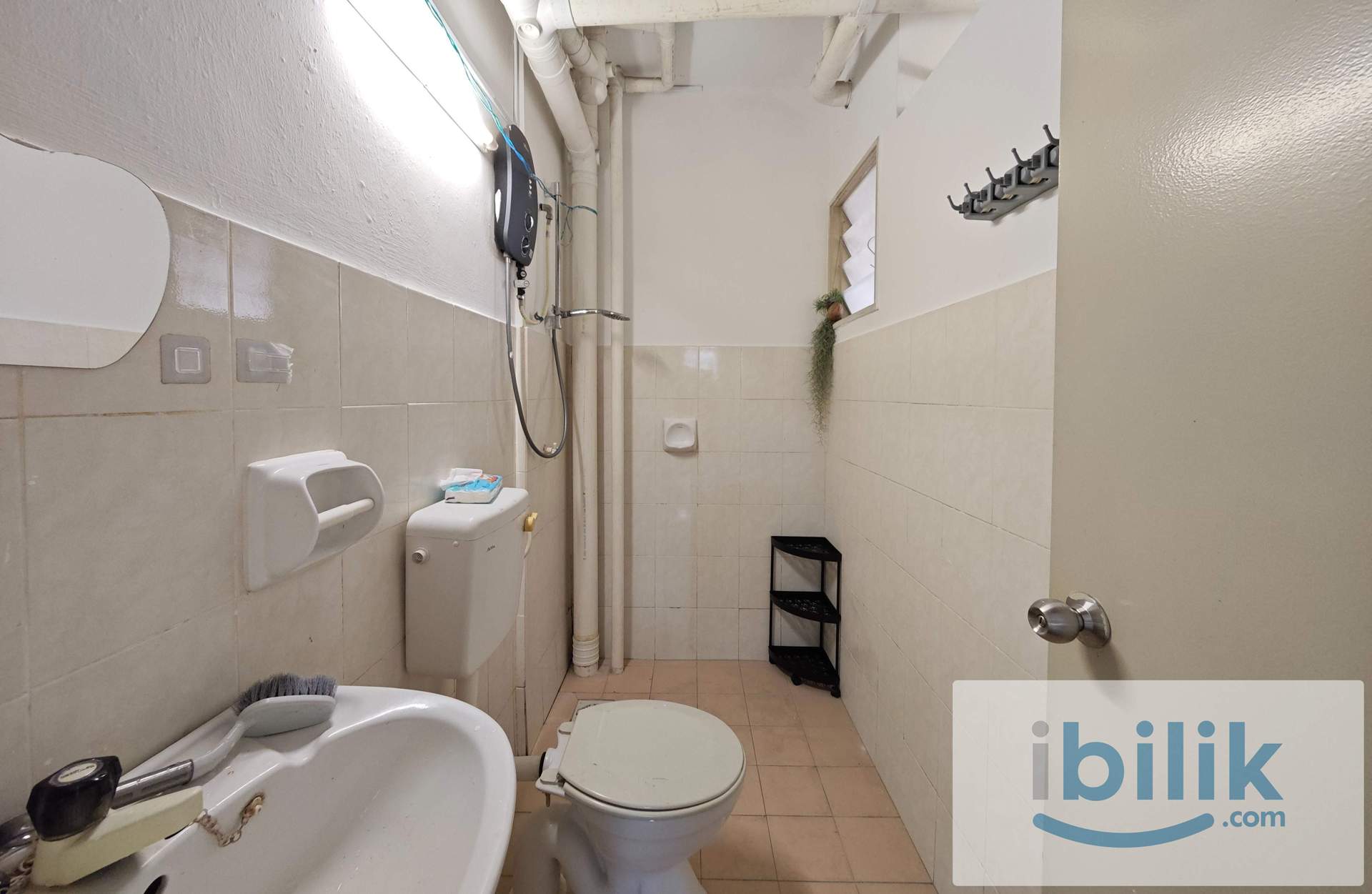 Queen bedroom - Image 8