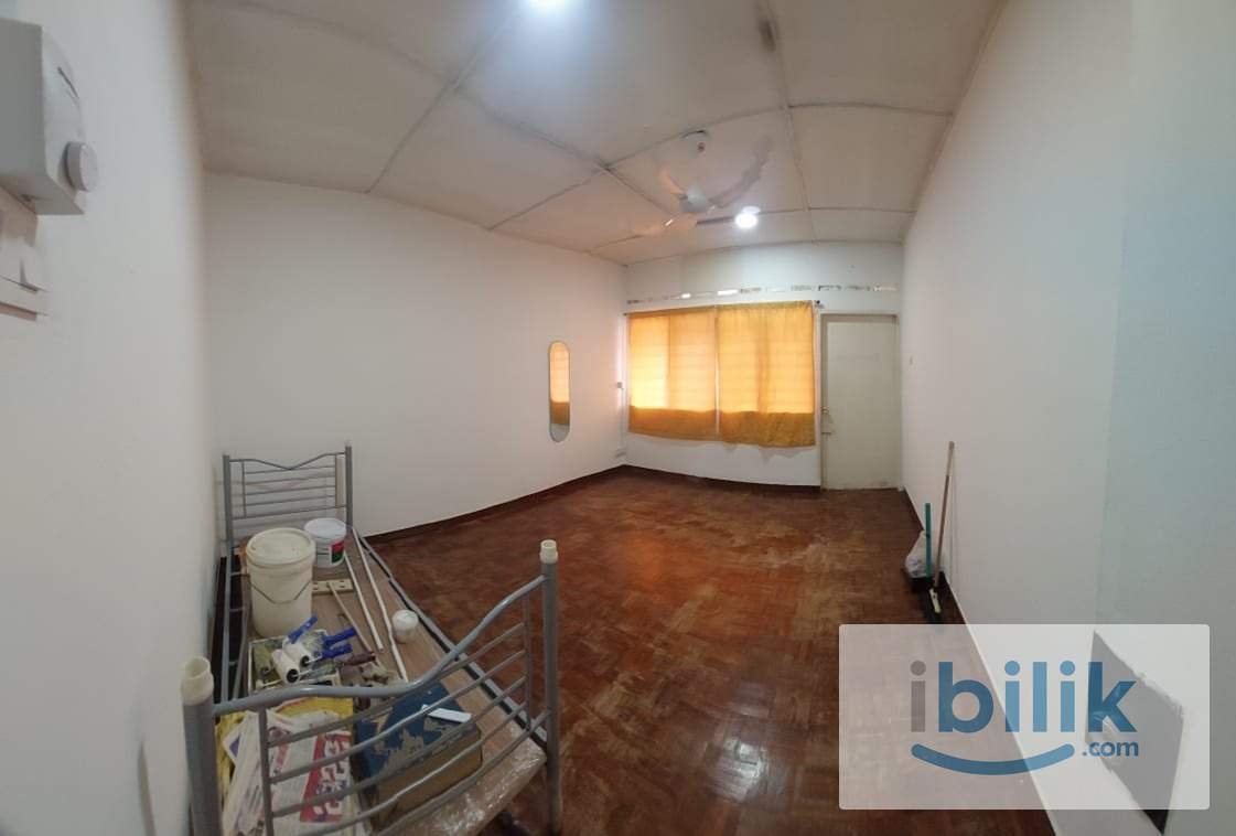 Big Space Master Bedroom with Balcony for Rent at SS1 SS2 - Image 1