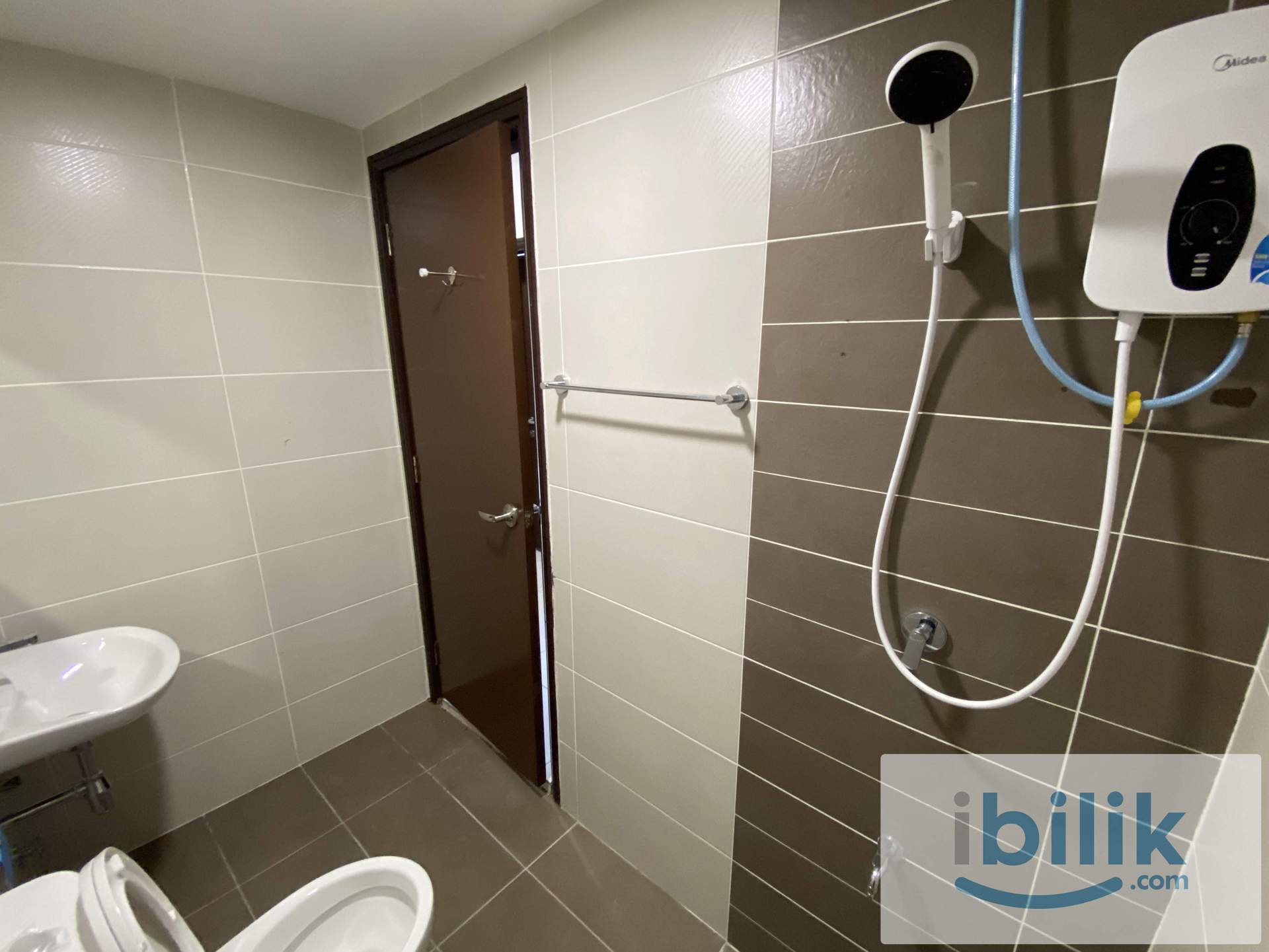 Male Small Room with Queen Bed Paraiso Residence Bukit Jalil Kuala Lumpur - Image 2