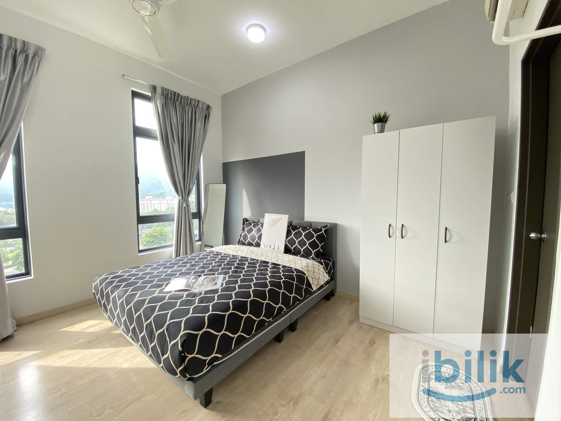 Master bedroom with Taman Metropolitans garden view - Image 2
