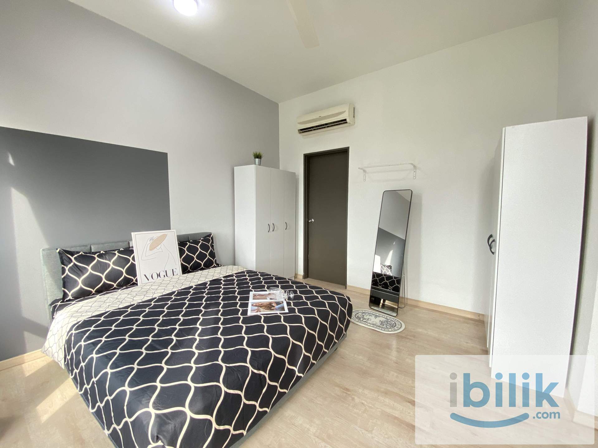 Master bedroom with Taman Metropolitans garden view - Image 1