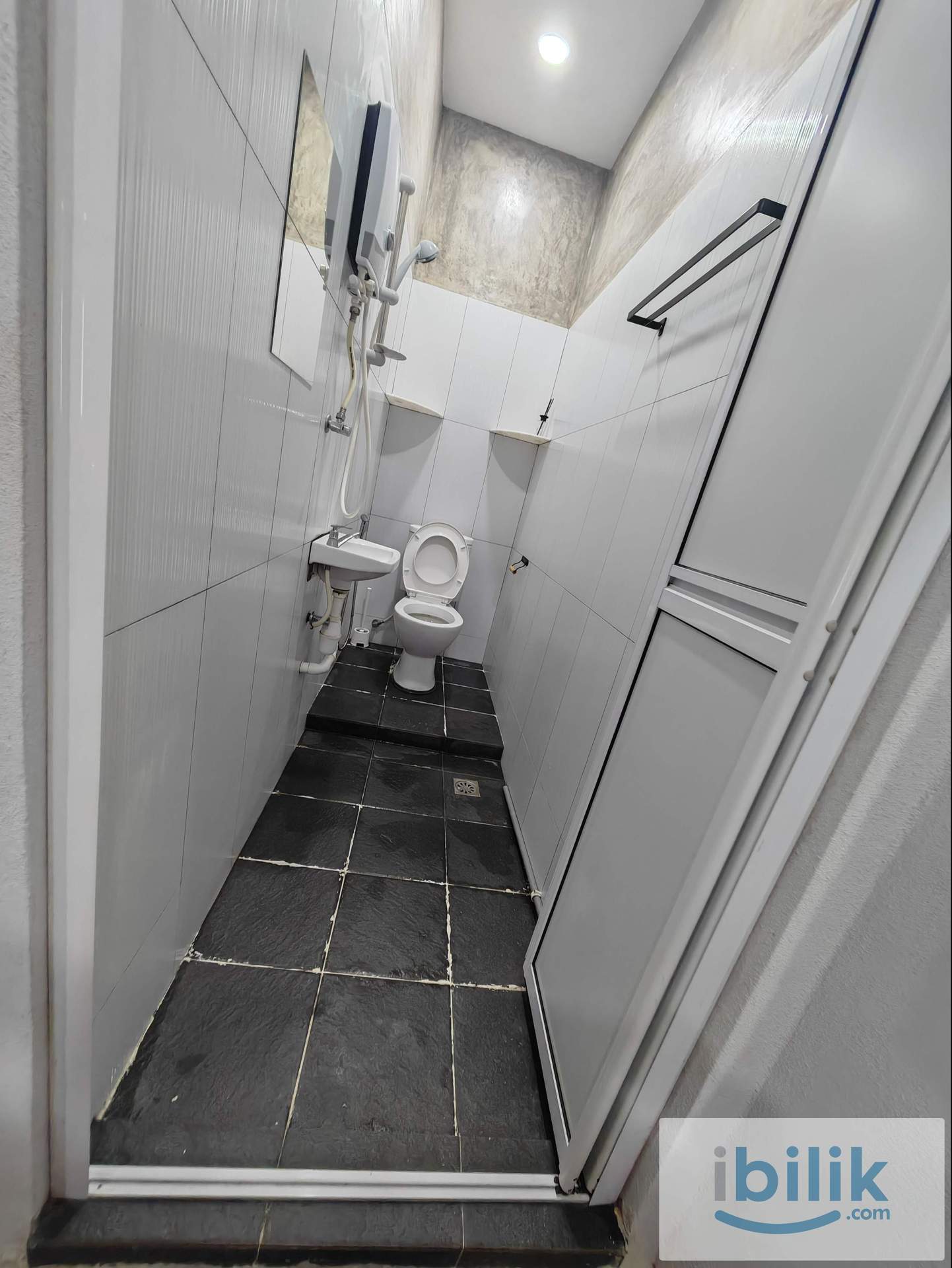 Corner Master Room for Rent at Greenlane  - Image 5