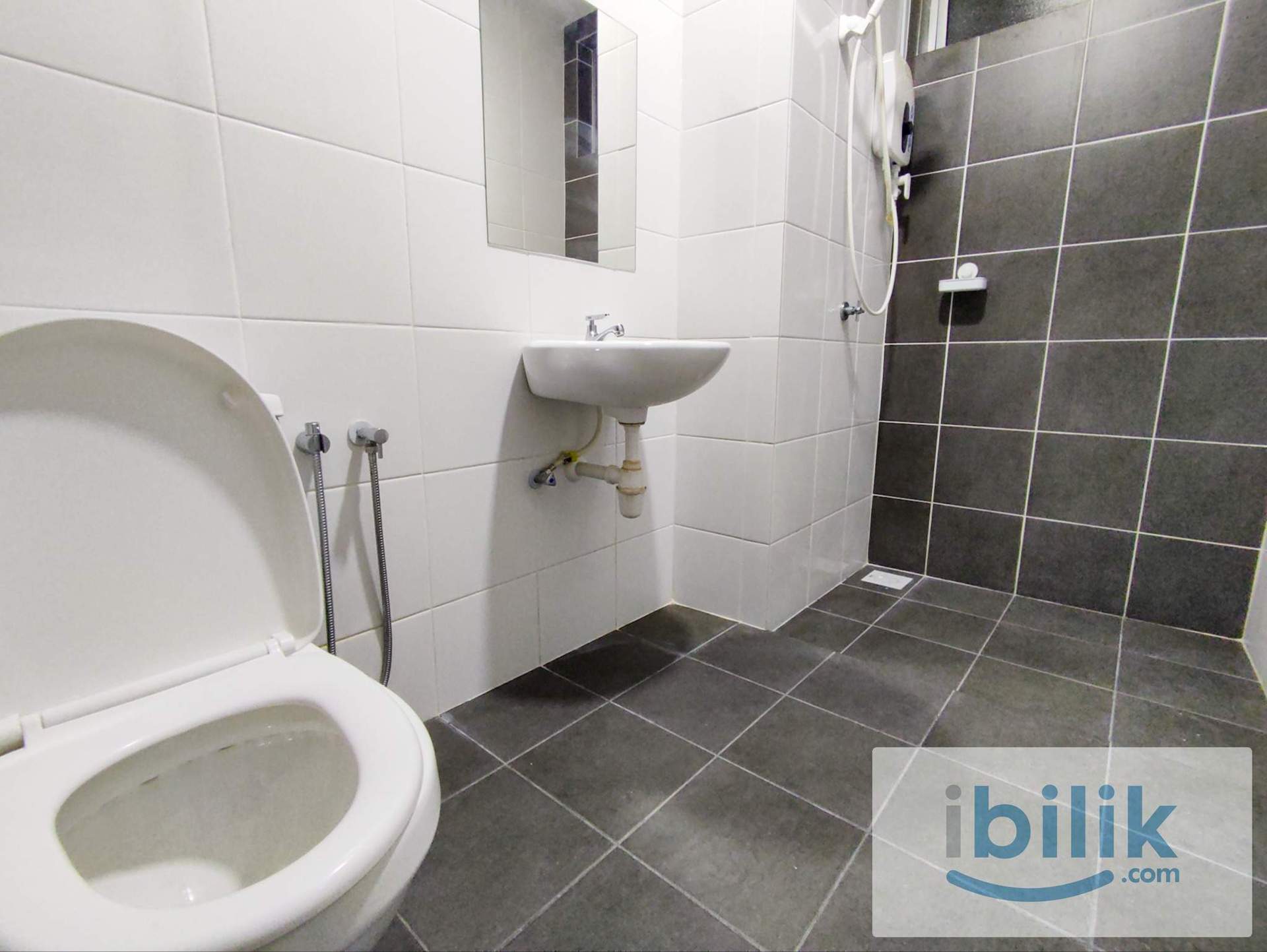 👩‍🦰 All Female Master Room A (Cosmo) Type 1 at The Zizz, Damansara Damai - Image 2