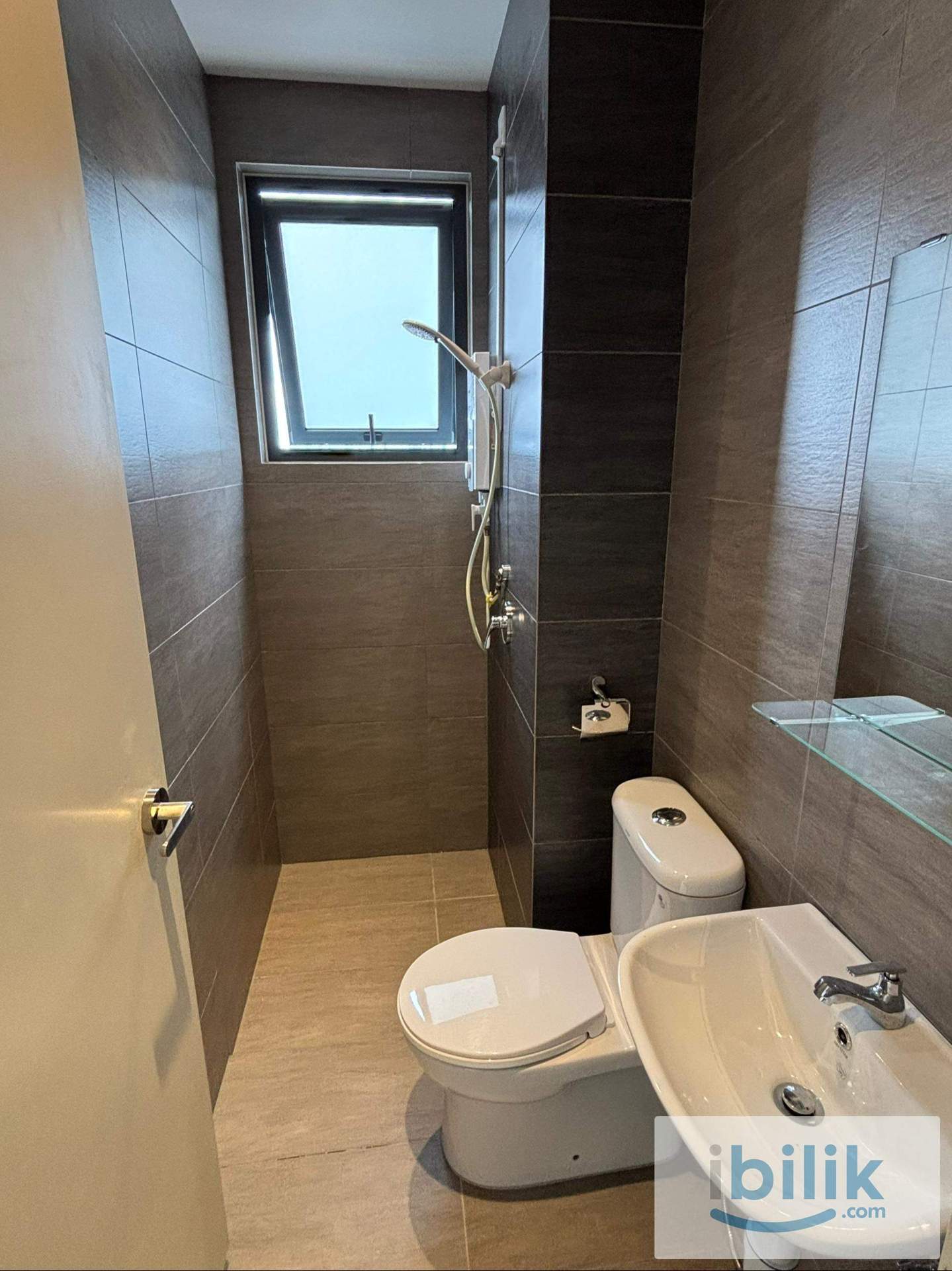 MRT Master Room for rent (MRT Taman Pertama) - Image 4