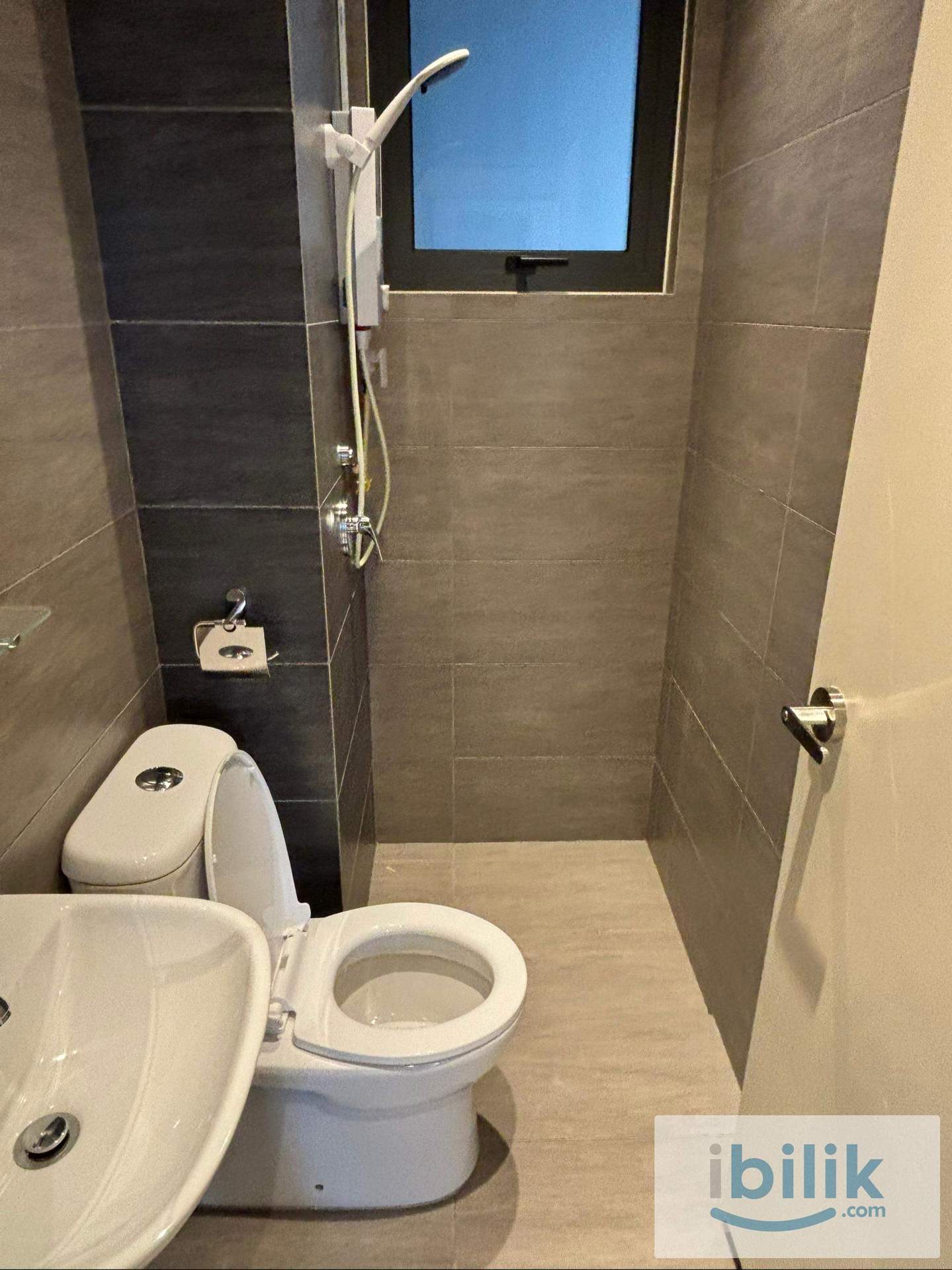 MRT Master Room for rent (MRT Taman Pertama) - Image 5