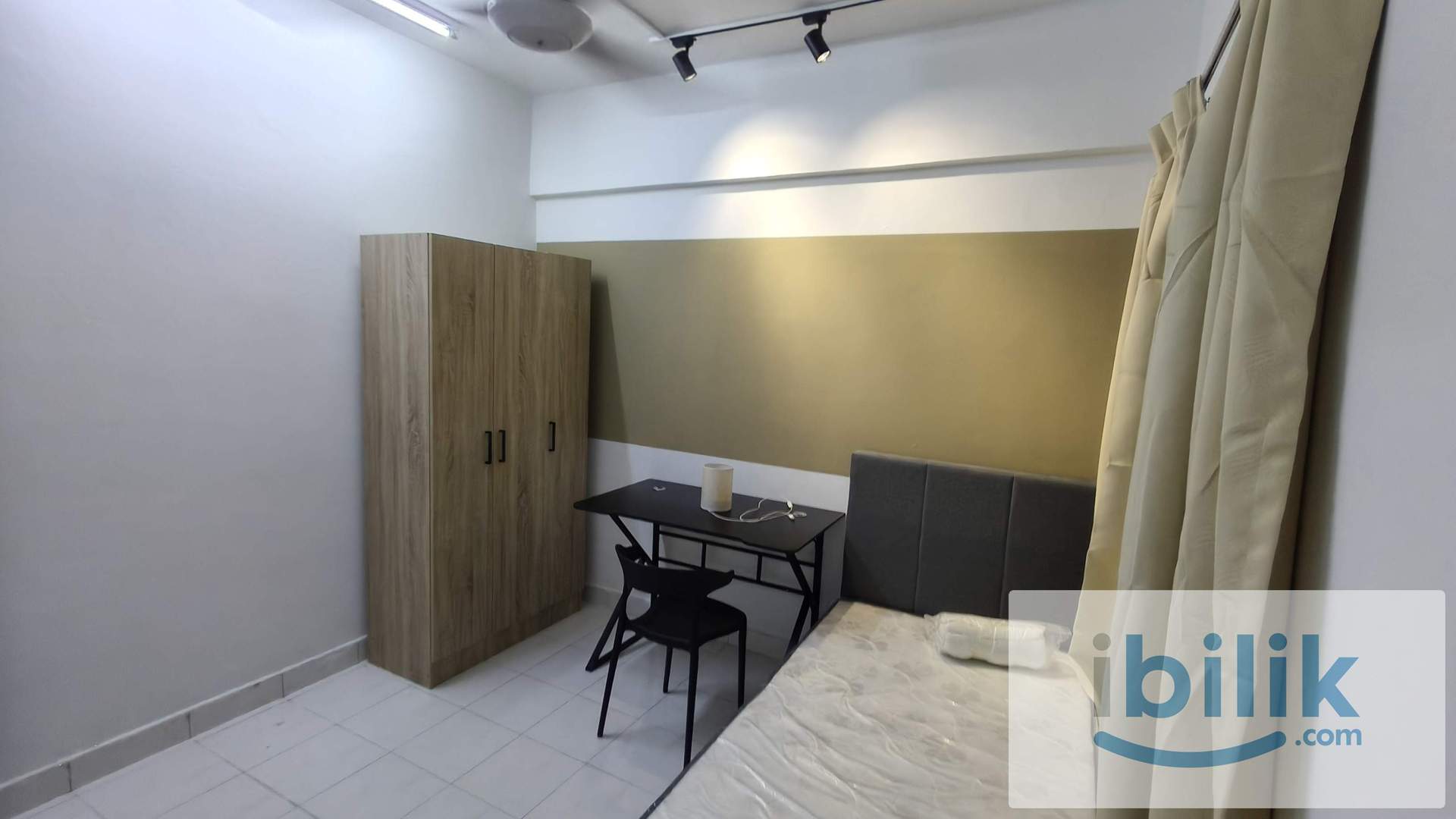 Middle Room - Image 2