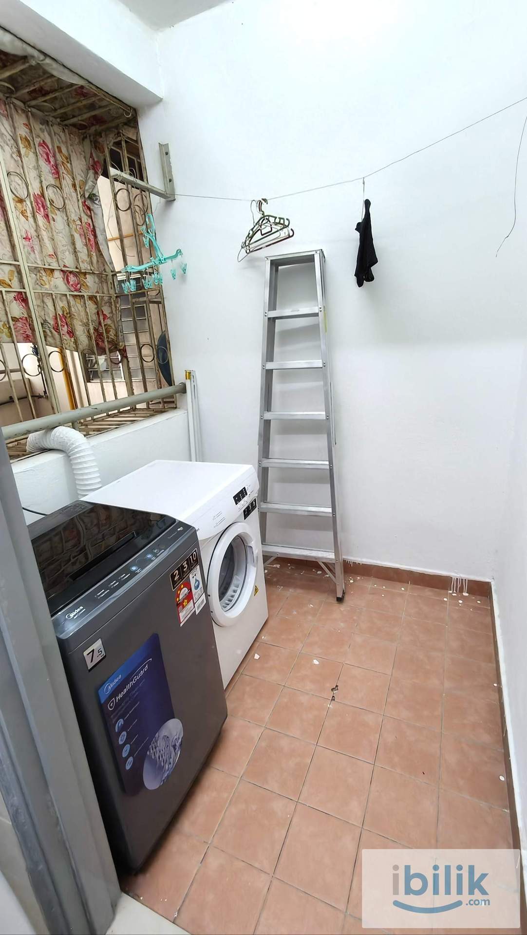Middle Room - Image 6