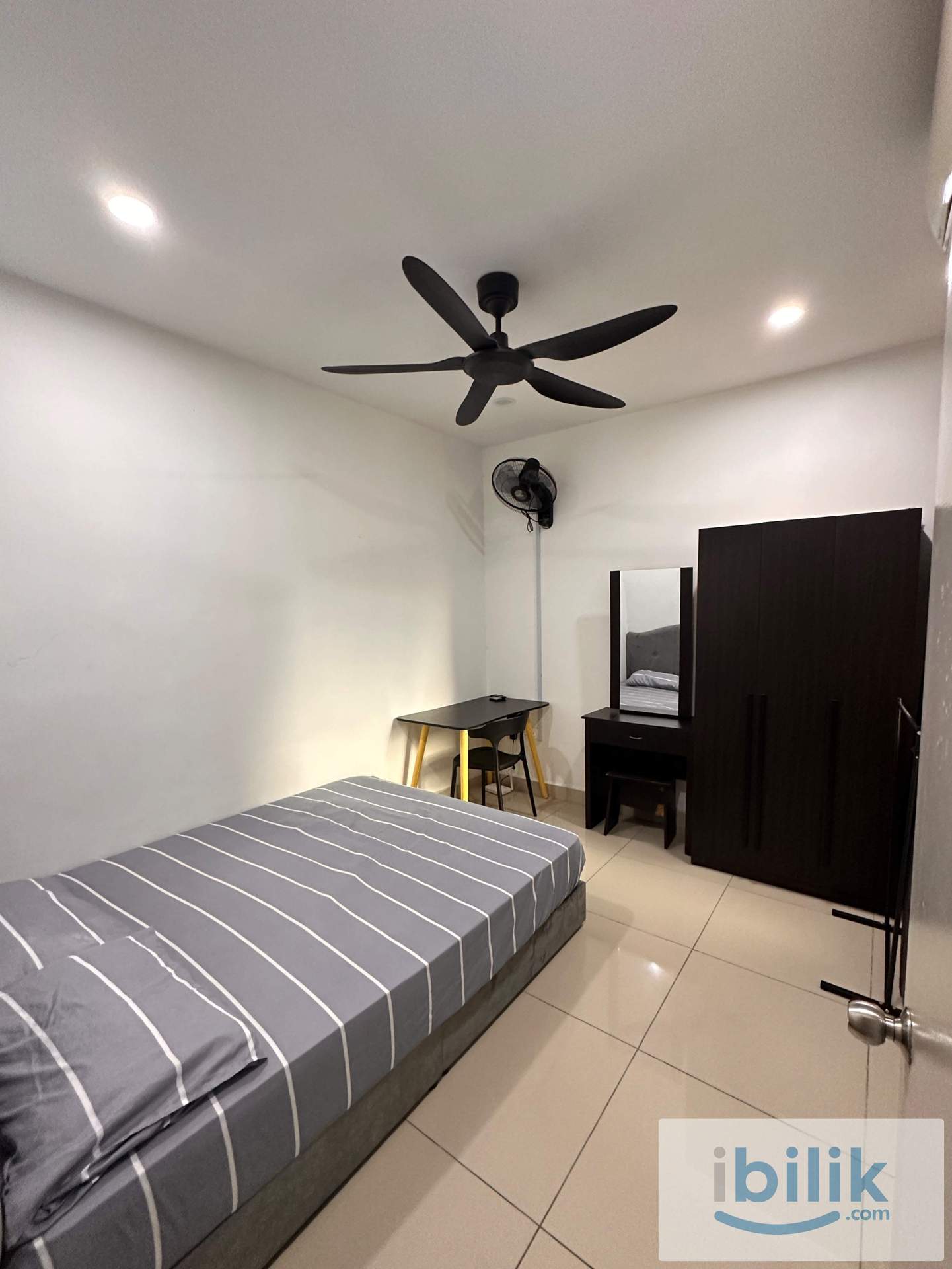 Female Muslim Medium Room for Rent - Image 1