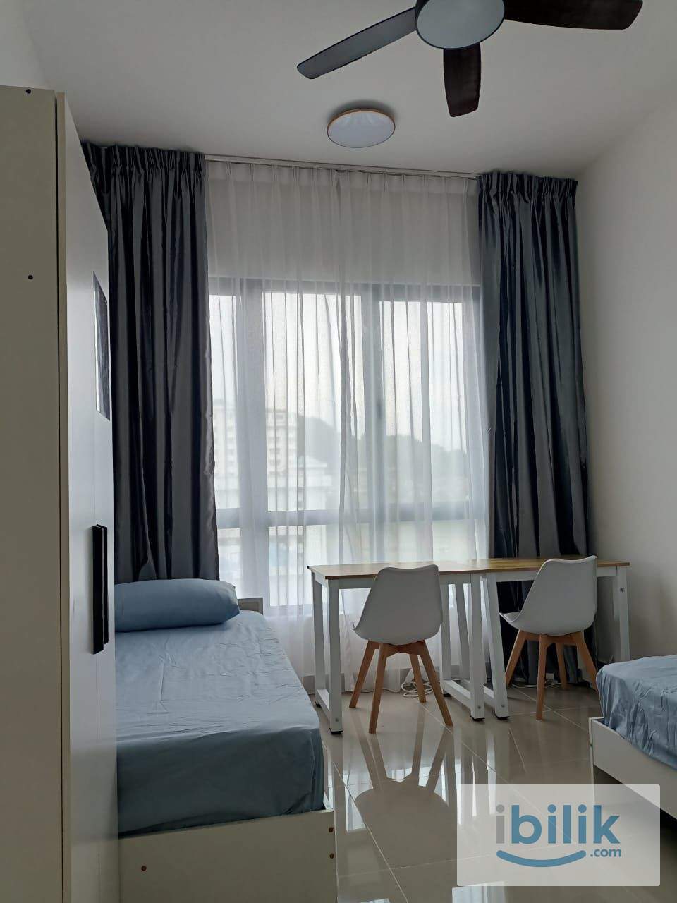  The Era Student look at hereMany Room on hand master and middle  - Image 3