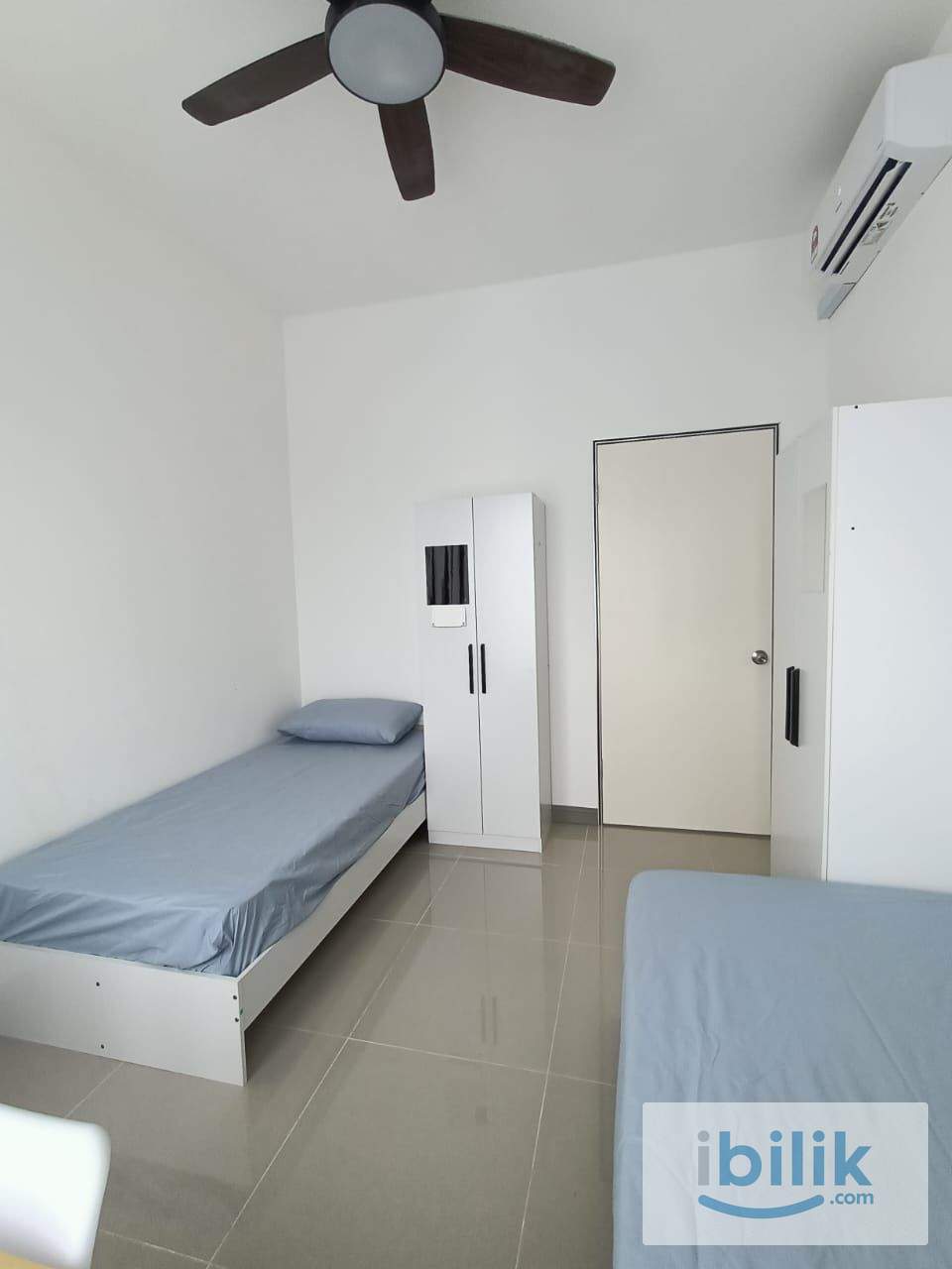  The Era Student look at hereMany Room on hand master and middle  - Image 5