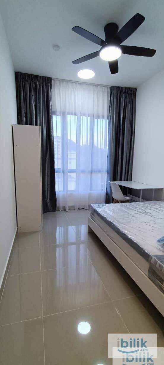  The Era Student look at hereMany Room on hand master and middle  - Image 1