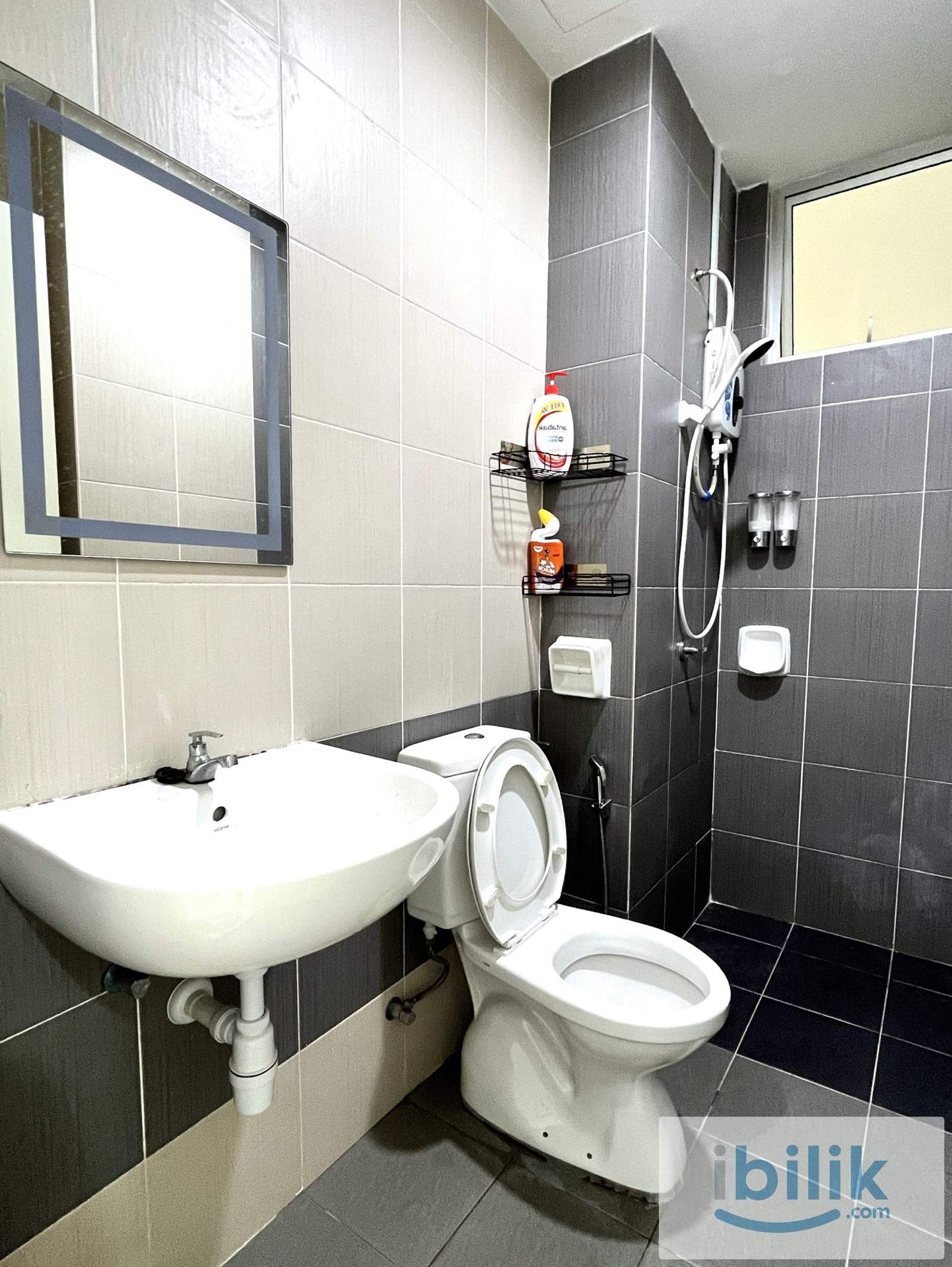 Master Room - Image 2
