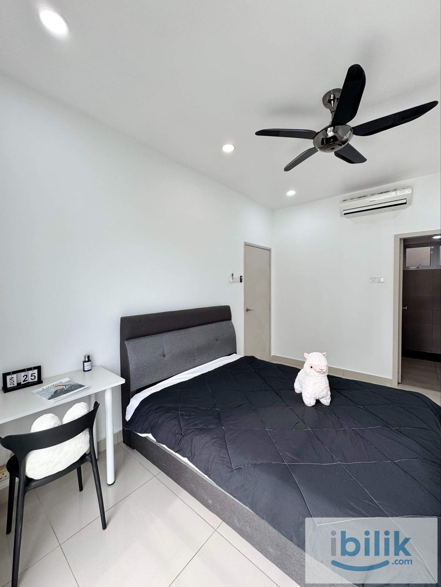 Male Master Room - Image 2