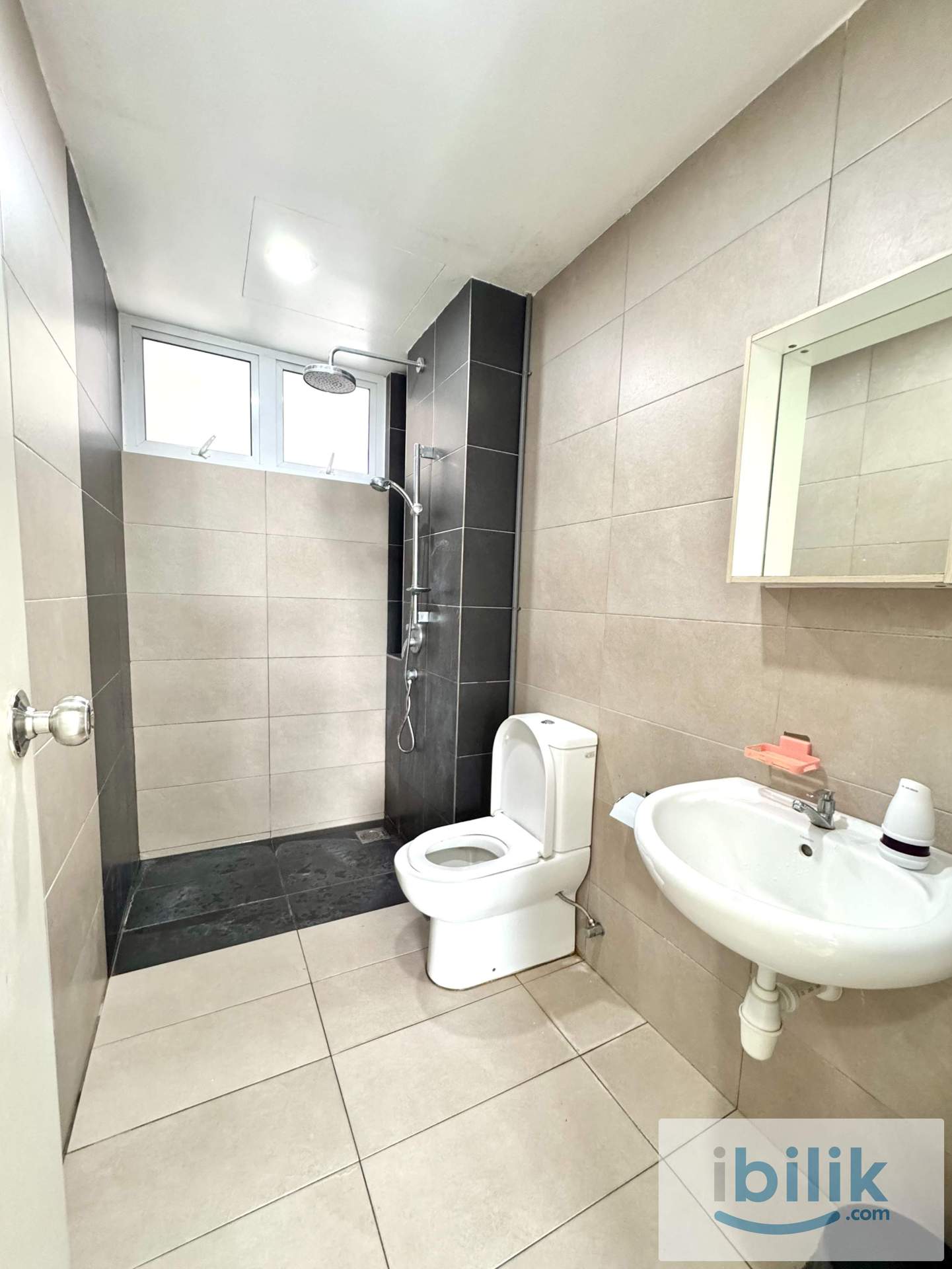 Male Master Room - Image 5