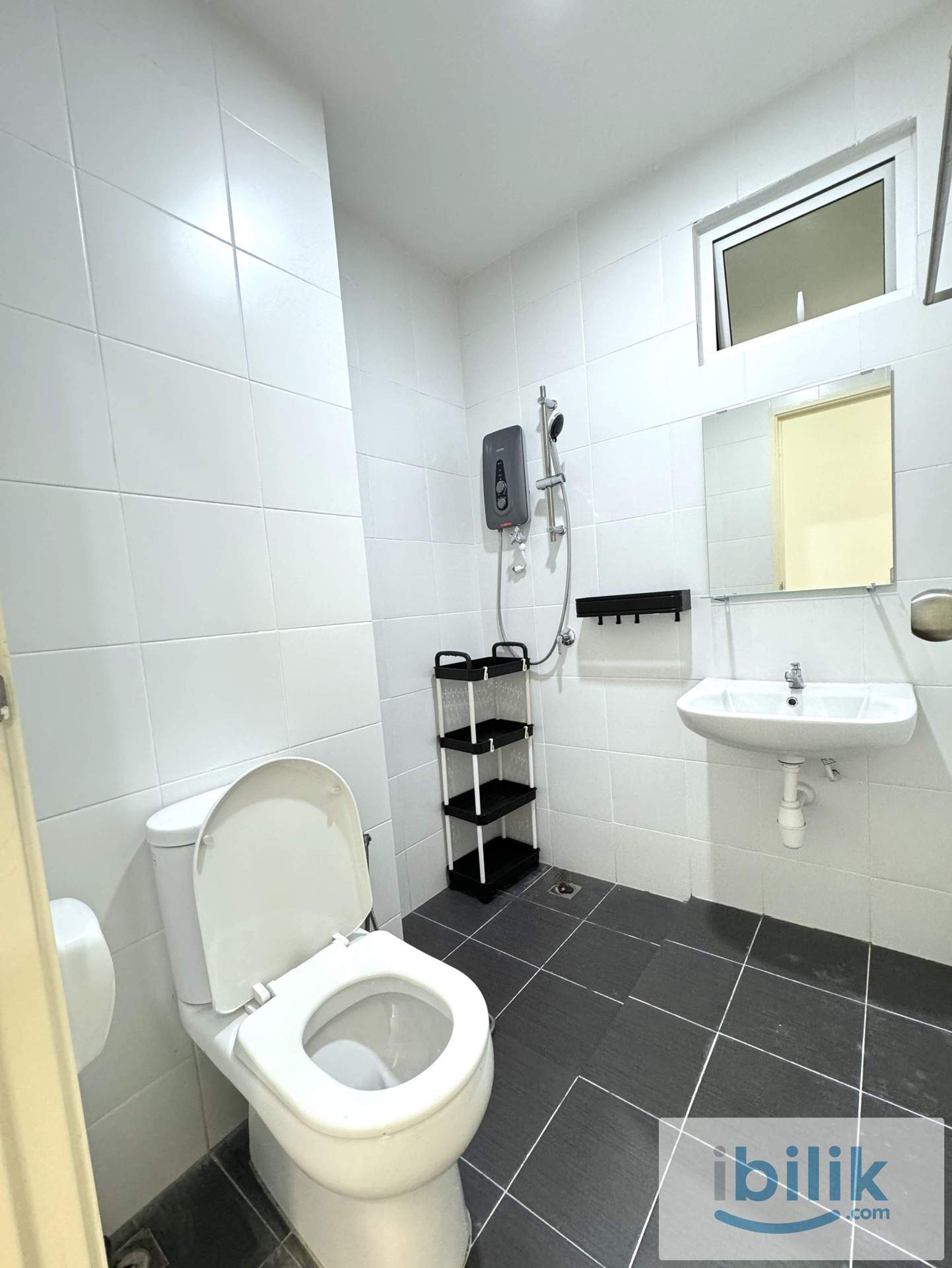 Medium Room Near Airport - Image 3