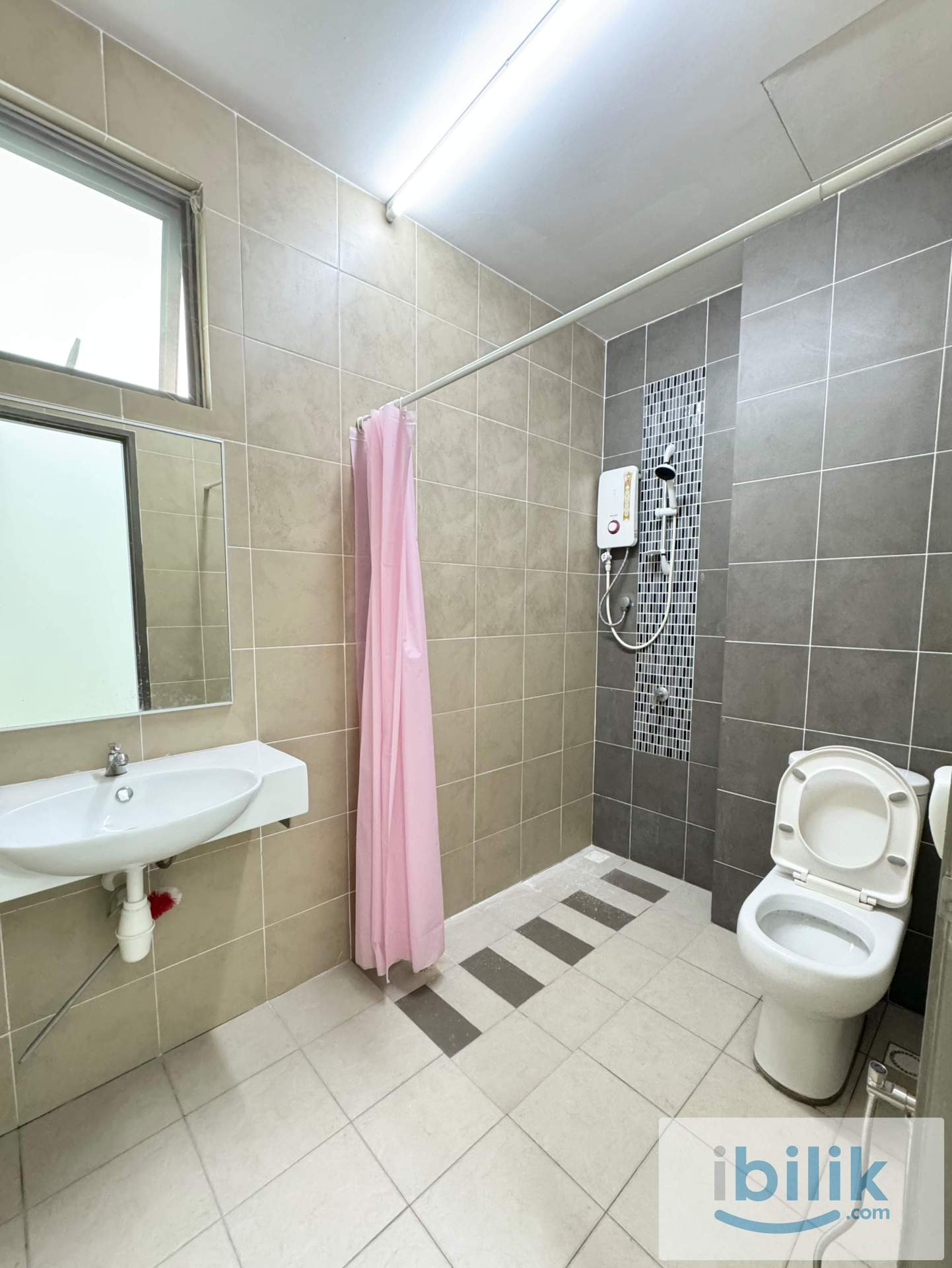 Master Room Near Airport - Image 4