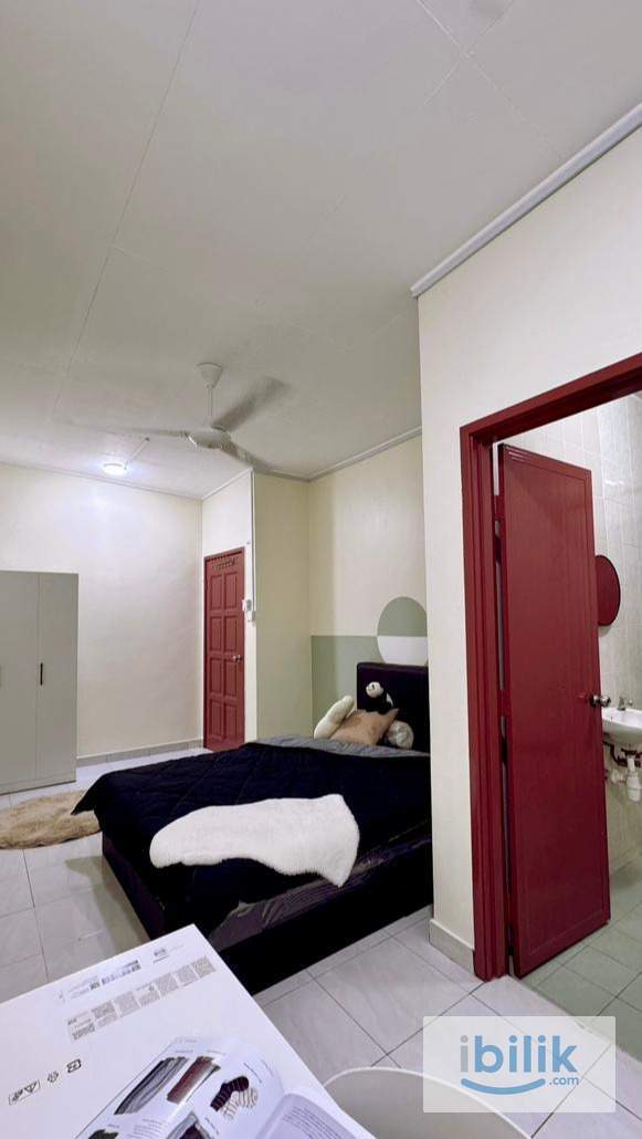 Female Master Room - Image 1