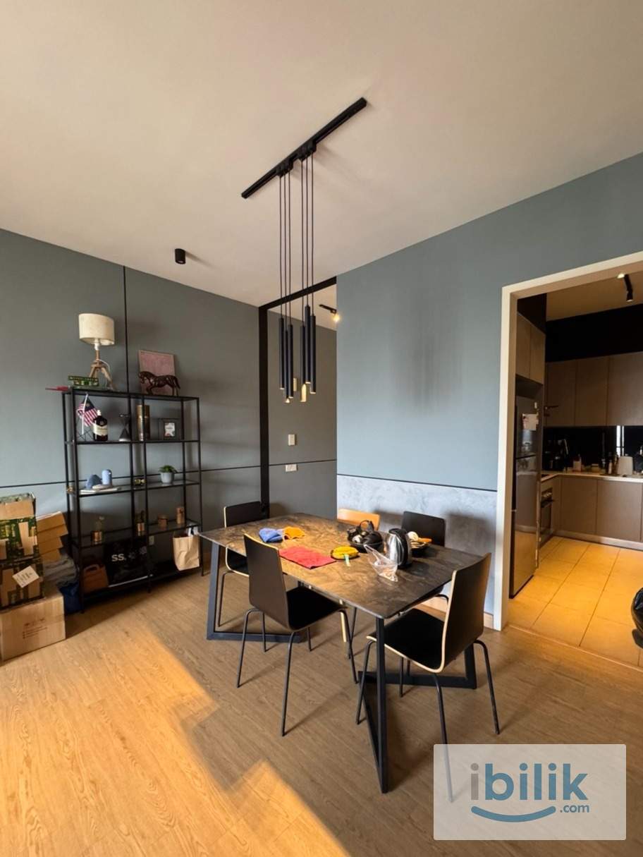Middle Room For Rent With ID Design - Image 2