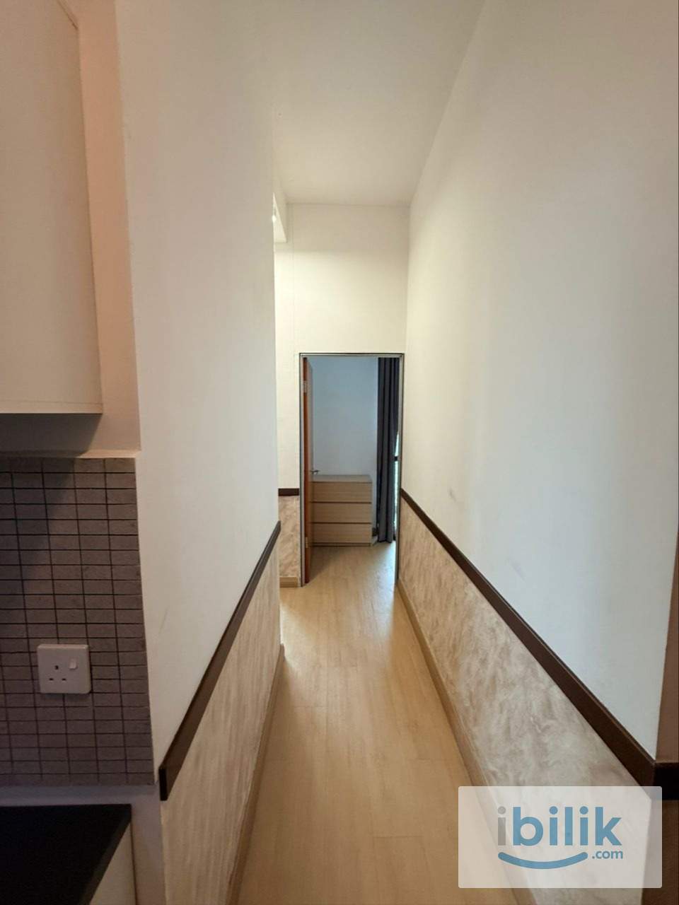Middle Room with balcony - Image 7