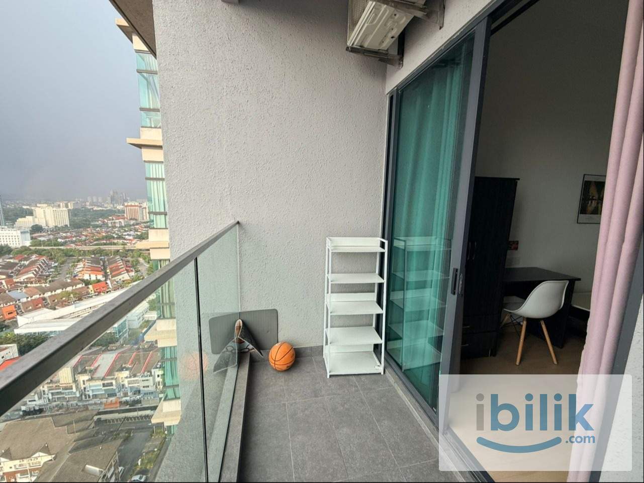 Middle Room with balcony - Image 8