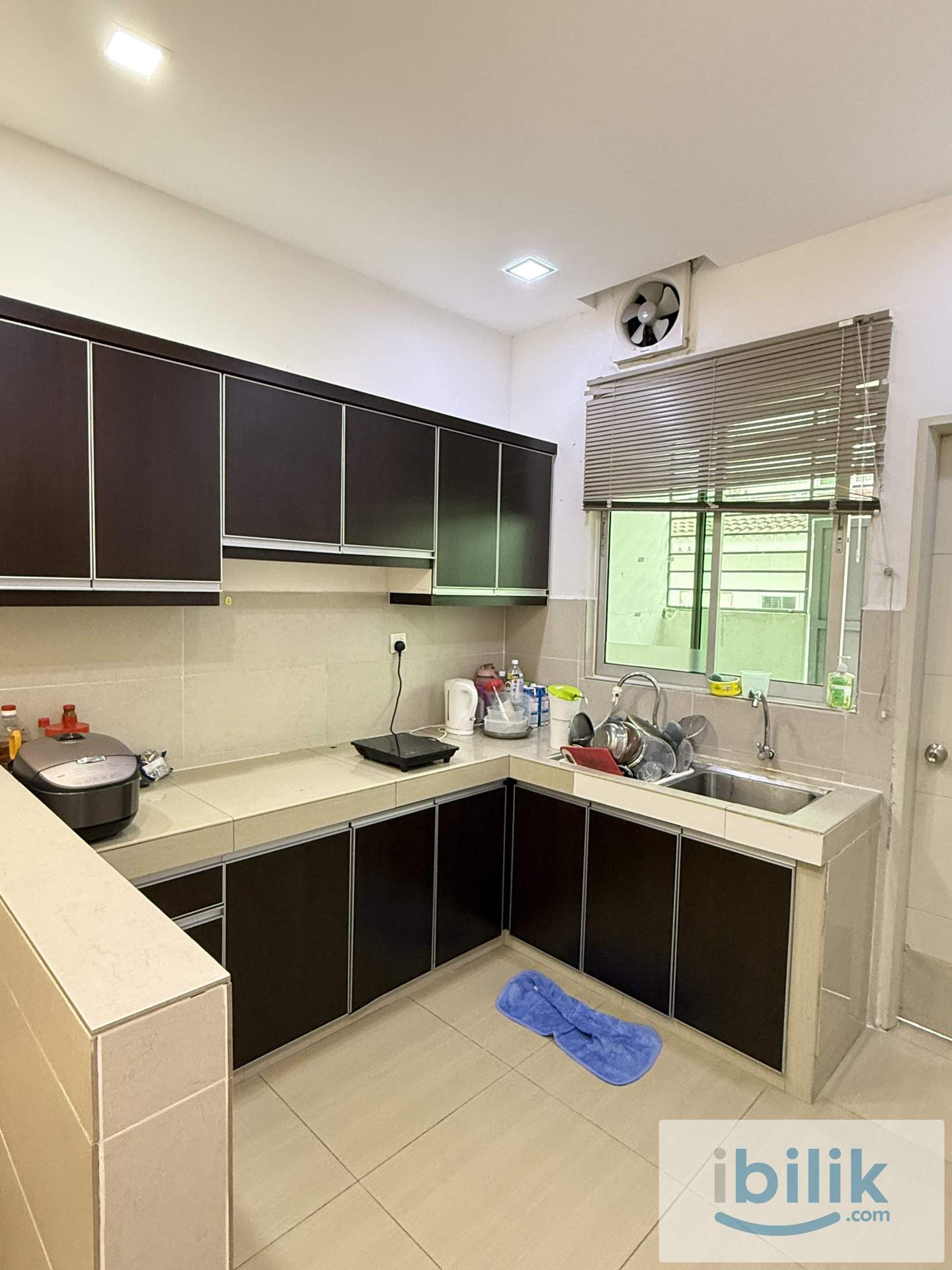 Spacious Middle Room with Attached Bathroom @ Hijayu 3, Bandar Sri Sendayan - Image 4