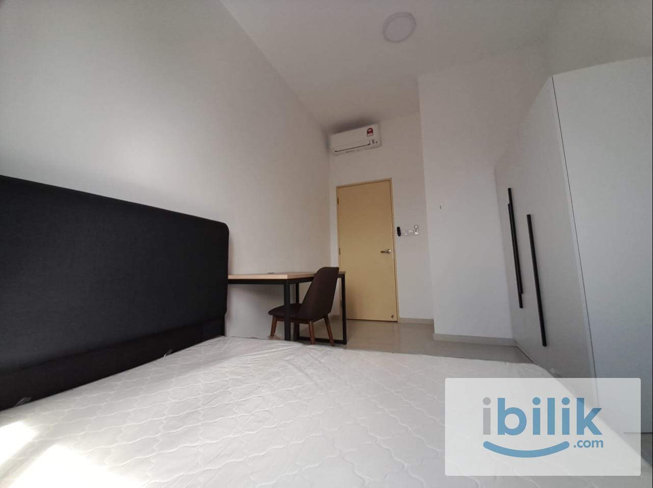 Middle room with balcony - Image 5