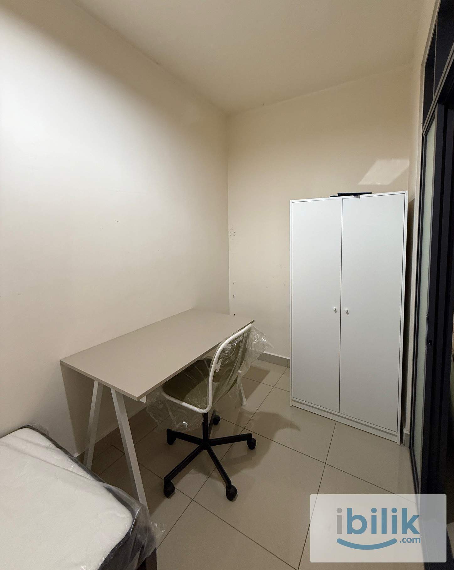 Single Medium Private Room with Aircond and Window - Image 5